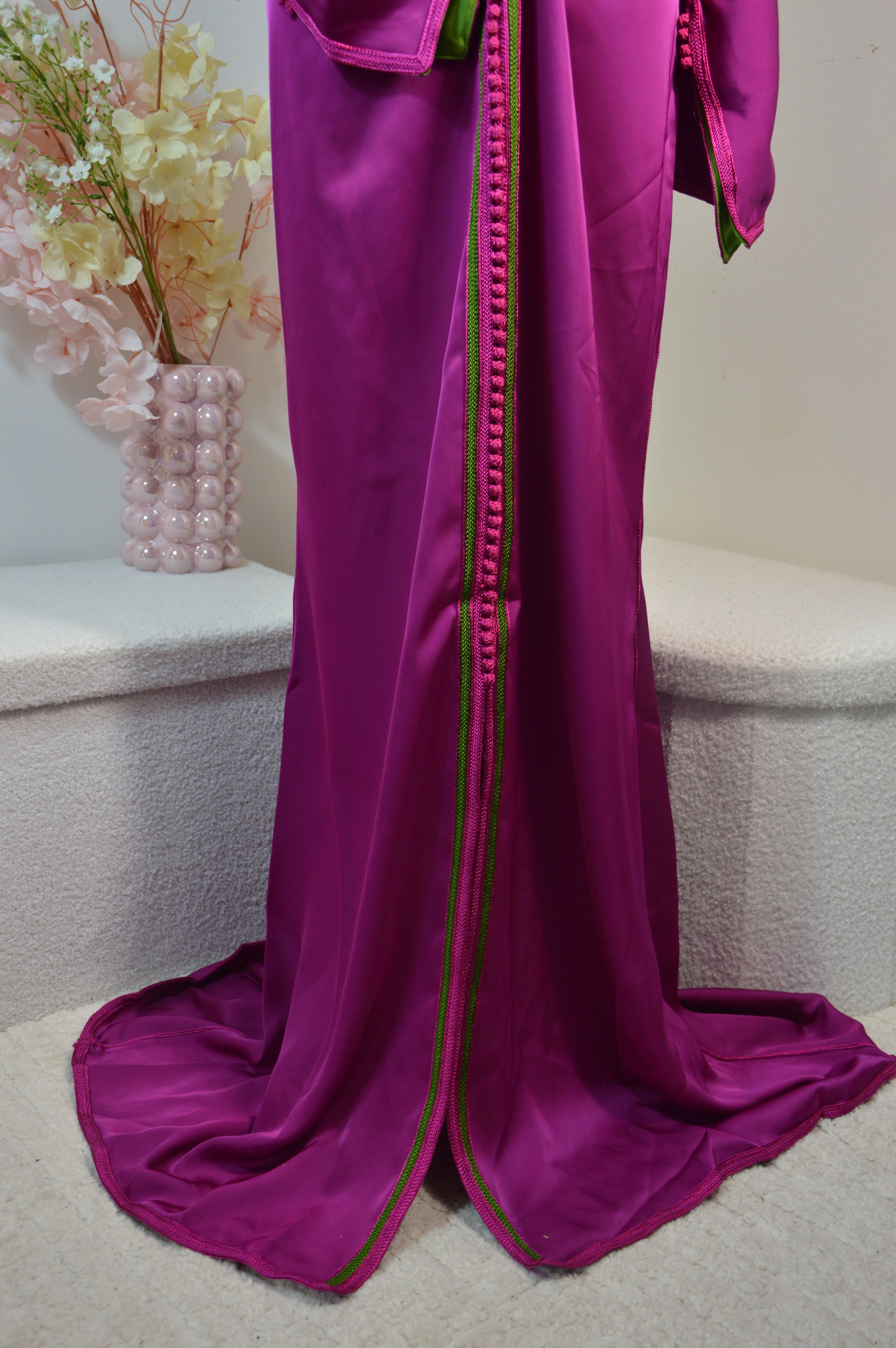 Caftan Satin Fuchsia & Ceinture Verte – ZEYNAYA Prestige