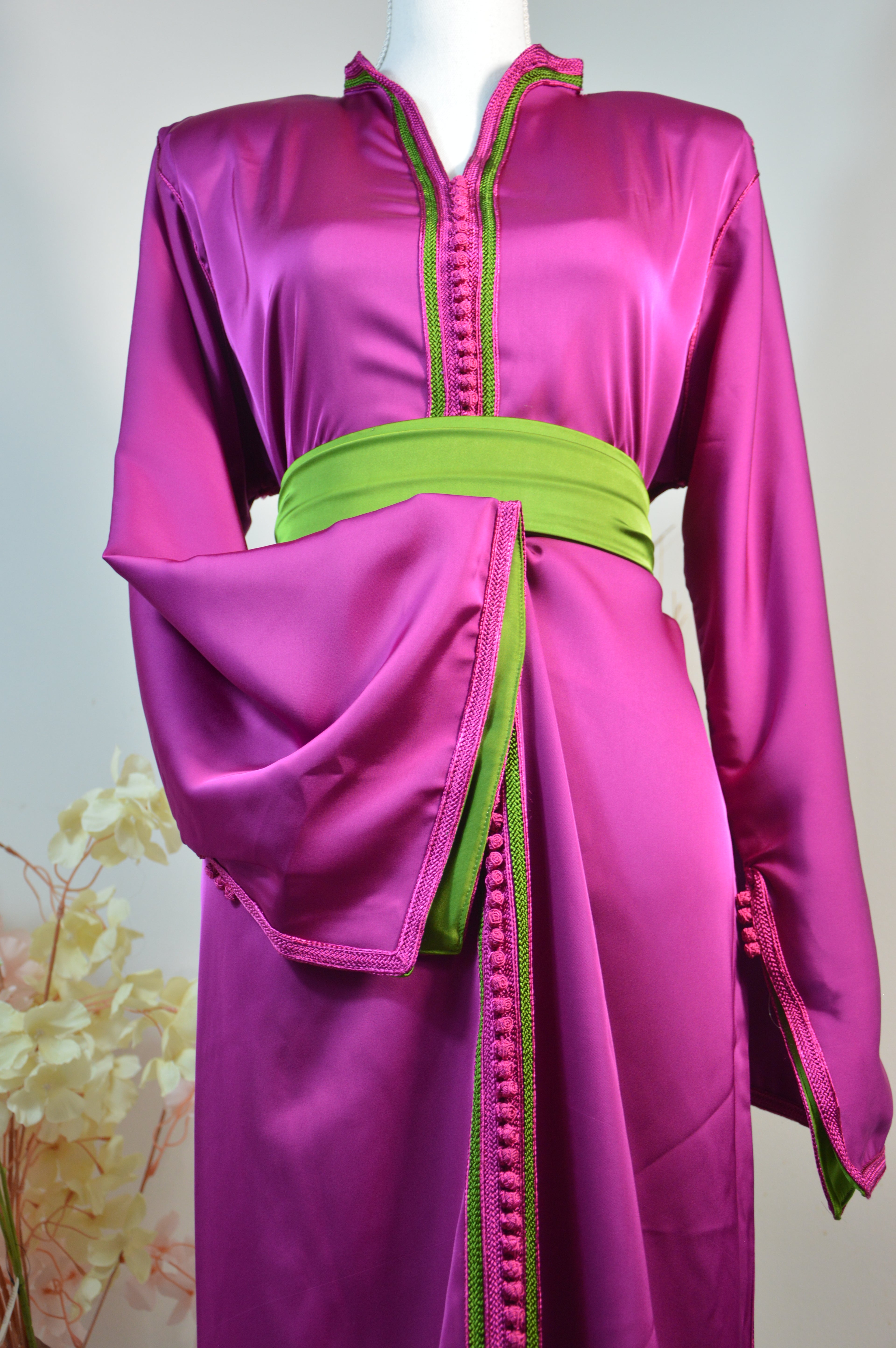 Caftan Satin Fuchsia & Ceinture Verte – ZEYNAYA Prestige