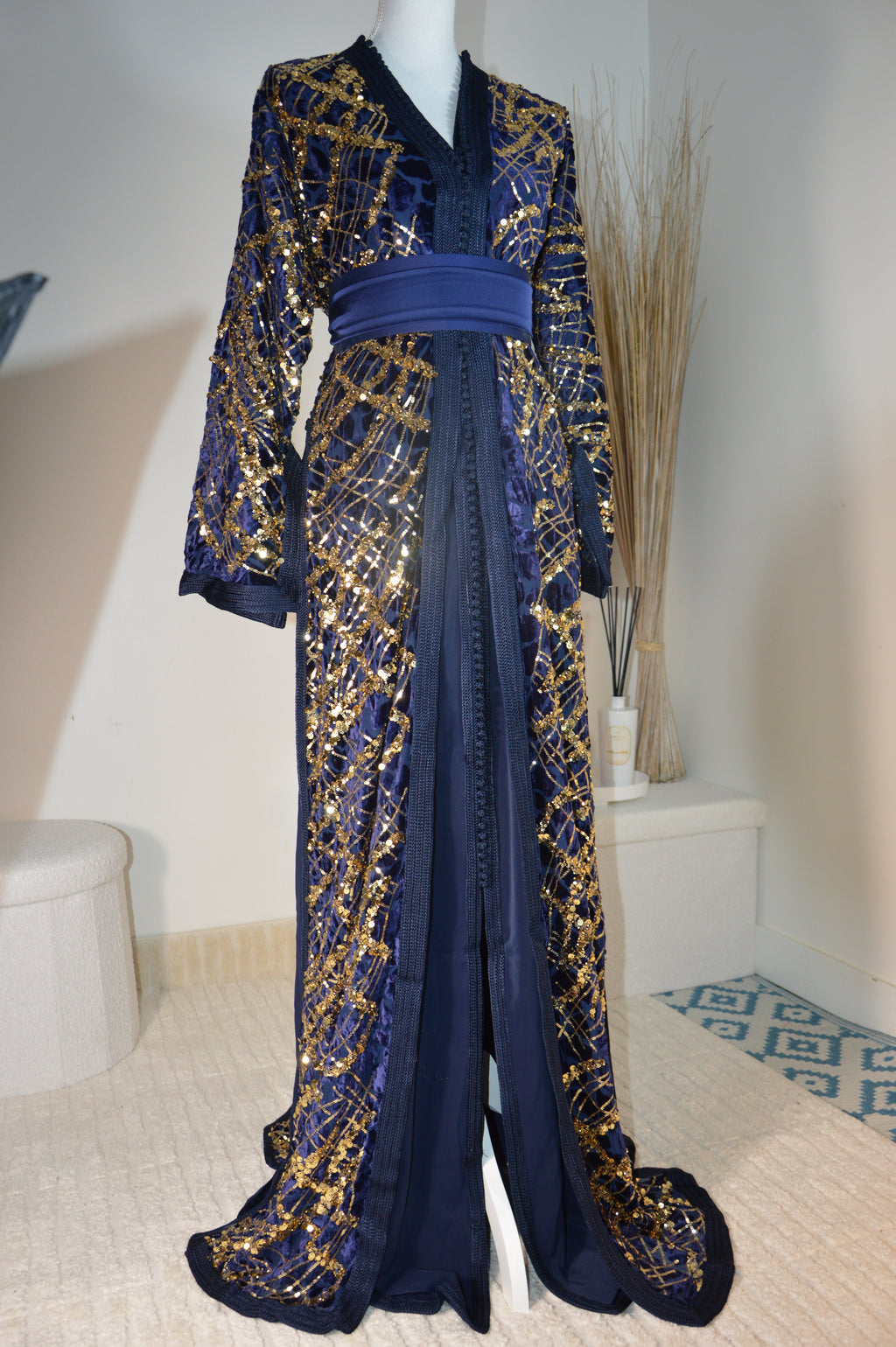 Takchita bleu nuit à sequins or – Ceinture drapée – Zeynaya Prestige