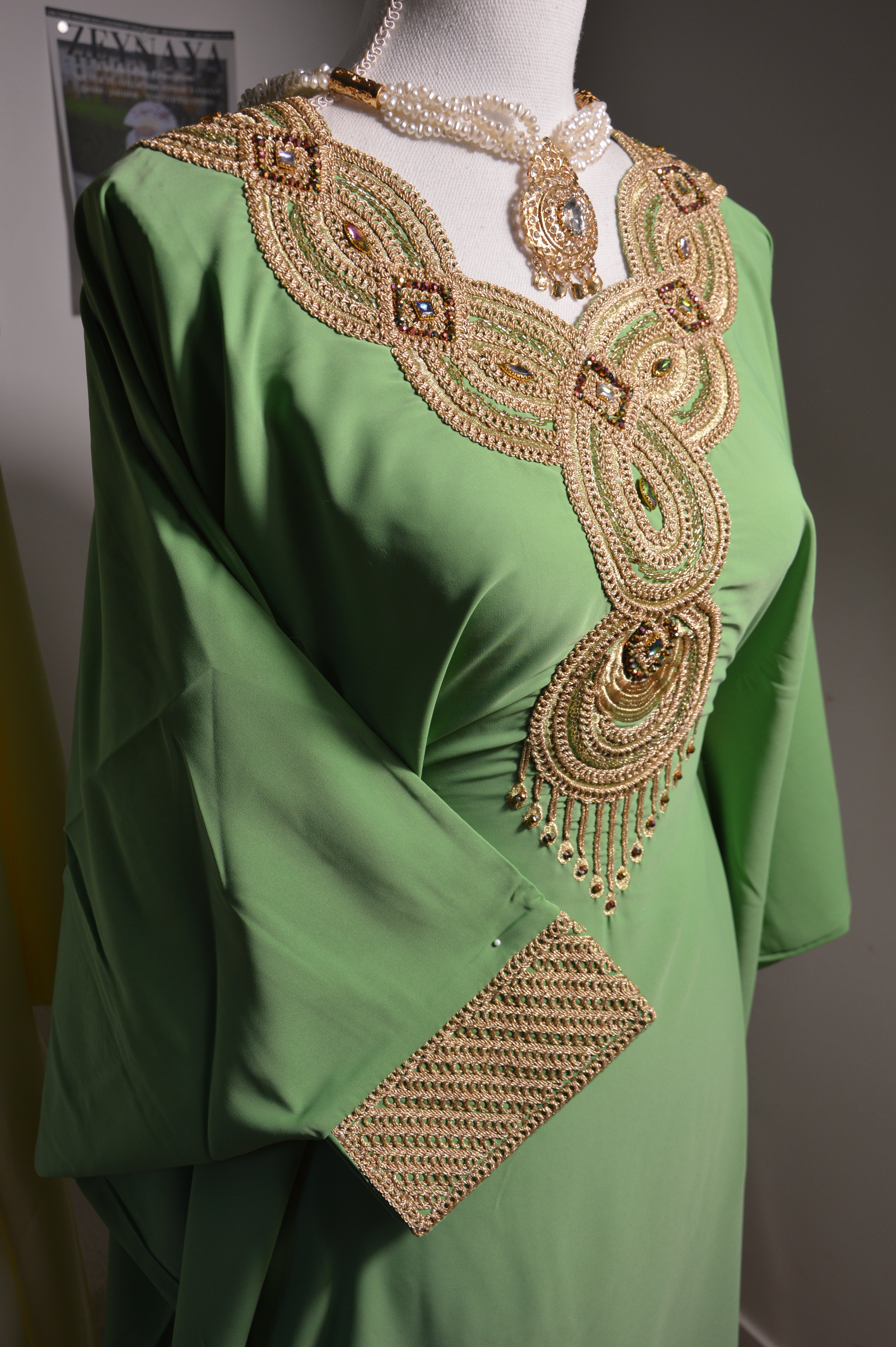 Gandoura verte brodée or - détail encolure et buste