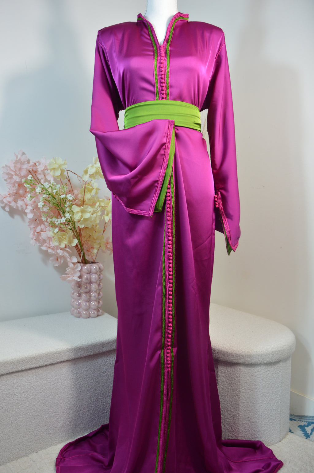 Caftan Satin Fuchsia & Ceinture Verte – ZEYNAYA Prestige