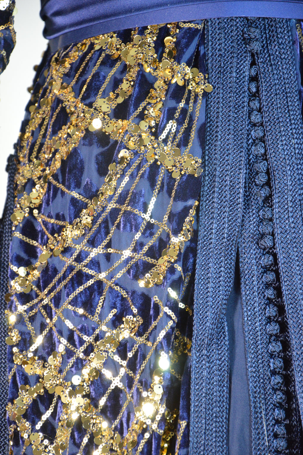 Takchita bleu nuit à sequins or – Ceinture drapée – Zeynaya Prestige