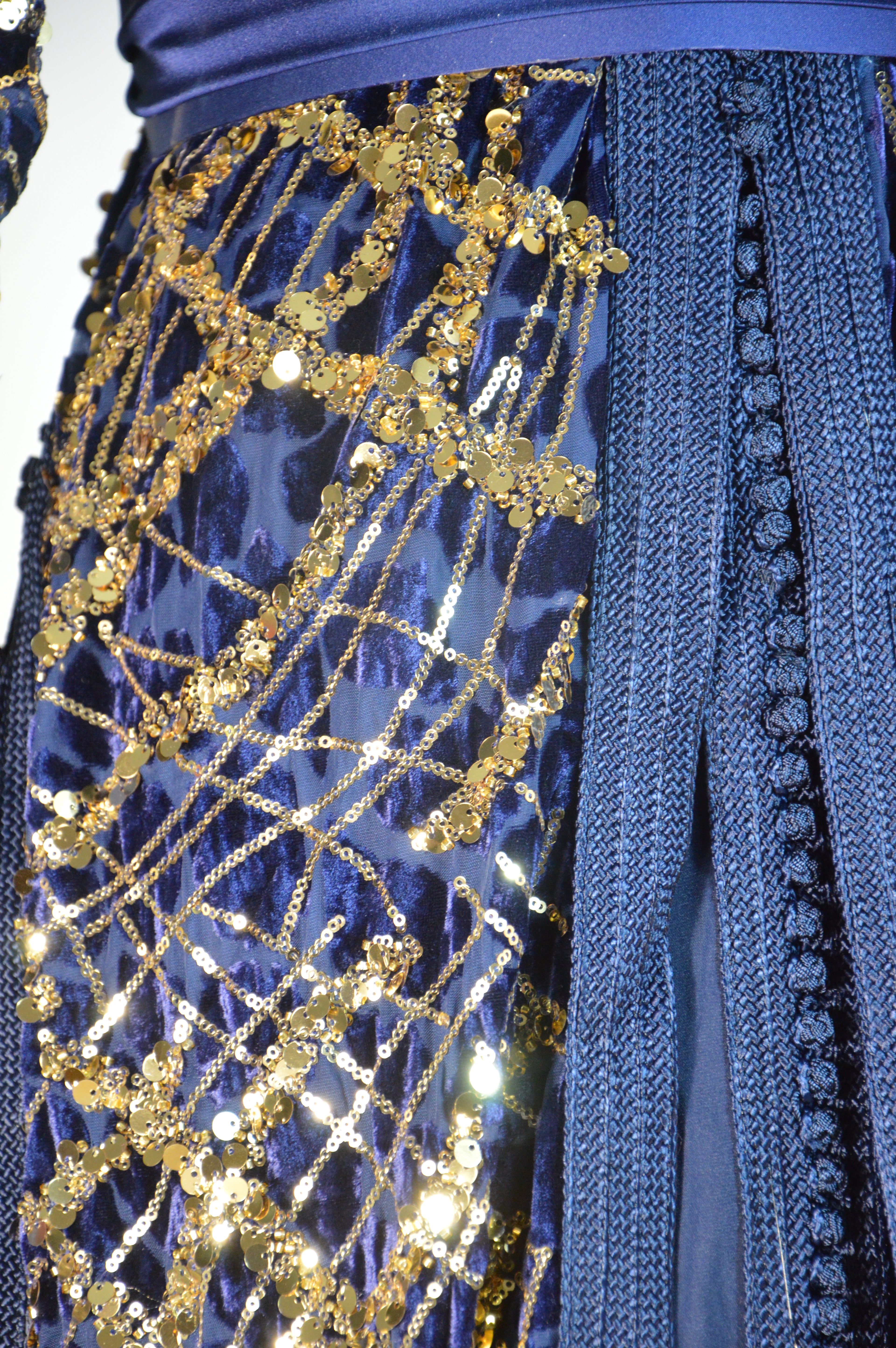 Takchita bleu nuit à sequins or – Ceinture drapée – Zeynaya Prestige