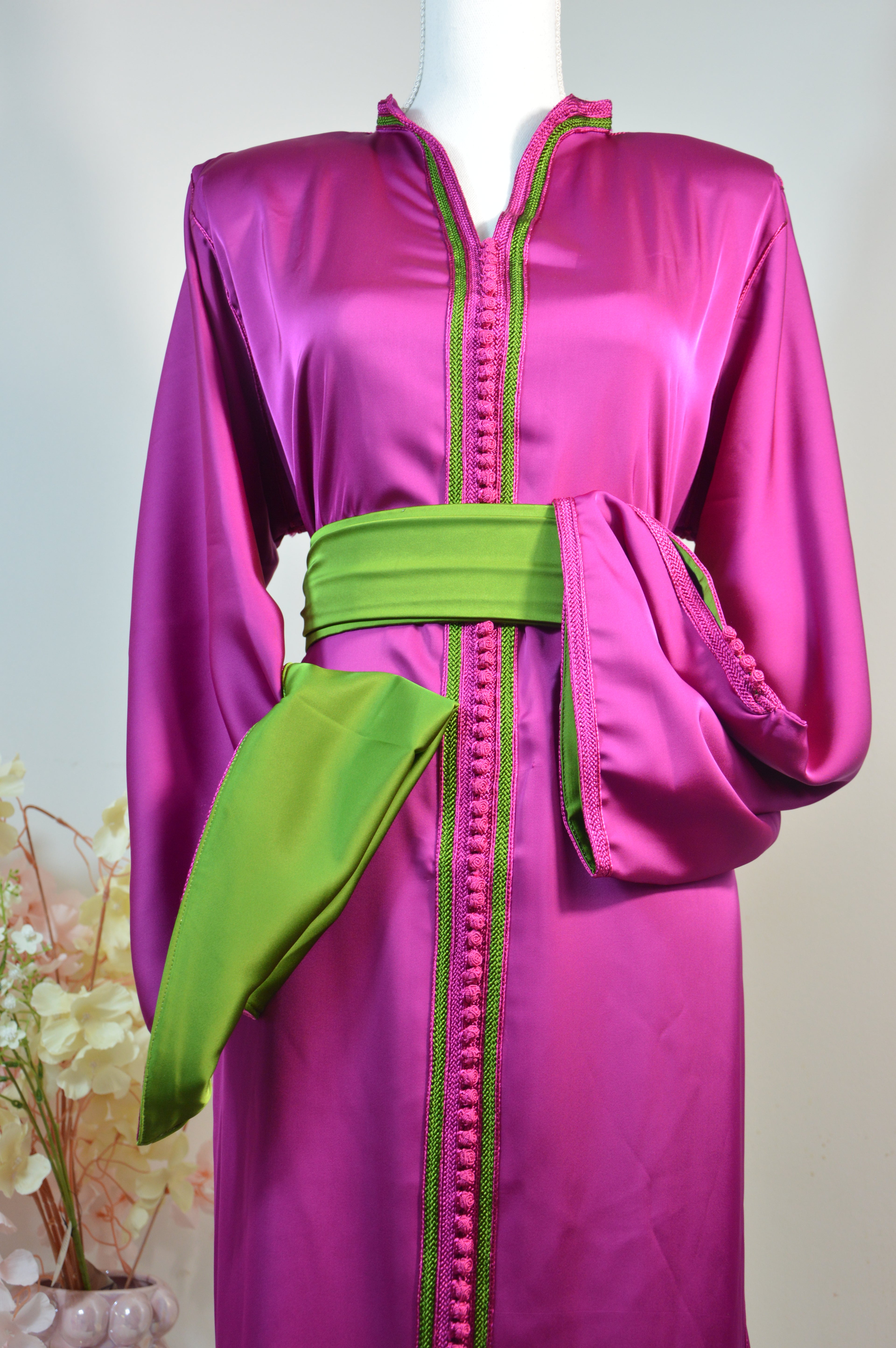 Caftan Satin Fuchsia & Ceinture Verte – ZEYNAYA Prestige