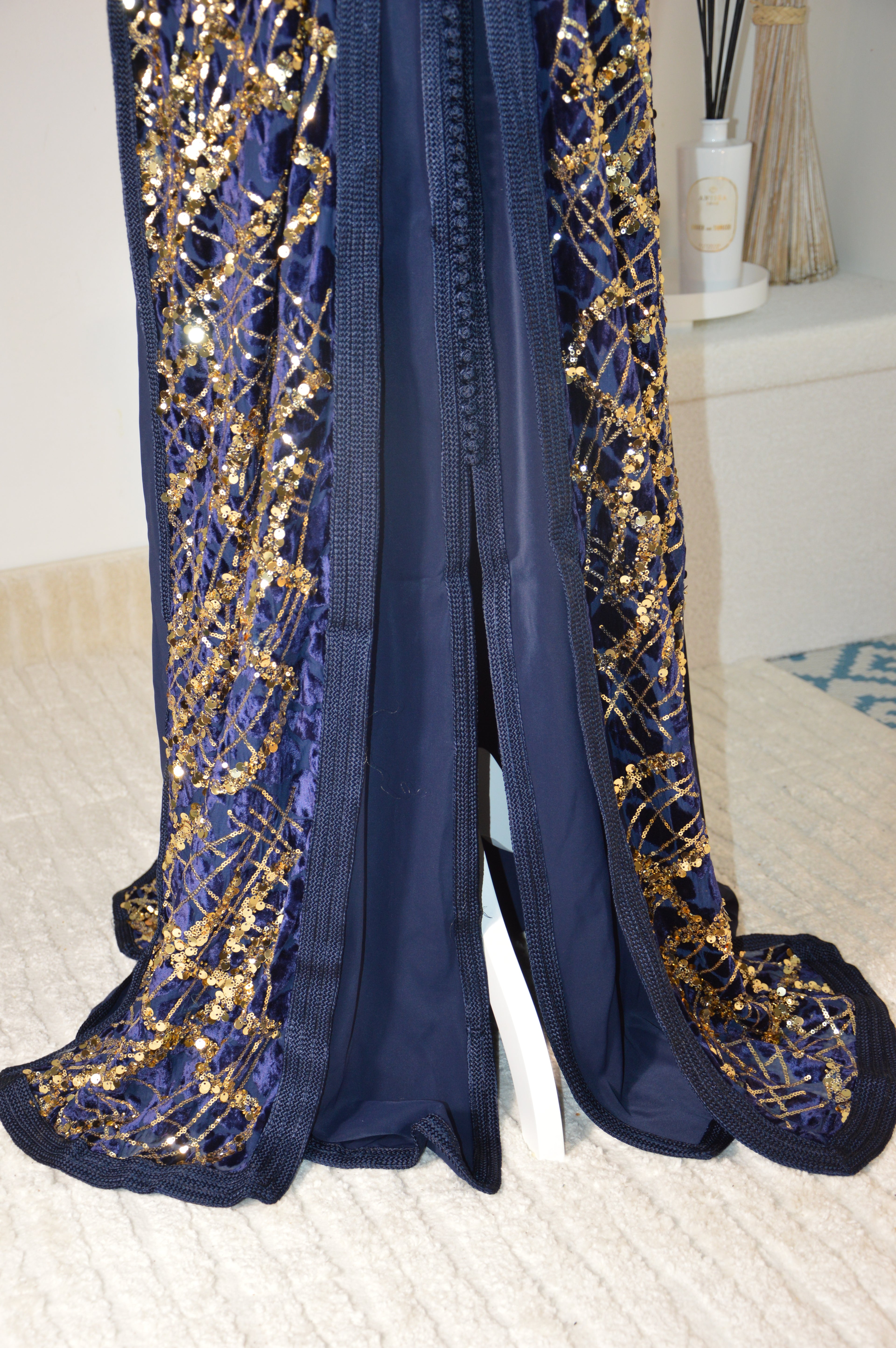 Takchita bleu nuit à sequins or – Ceinture drapée – Zeynaya Prestige