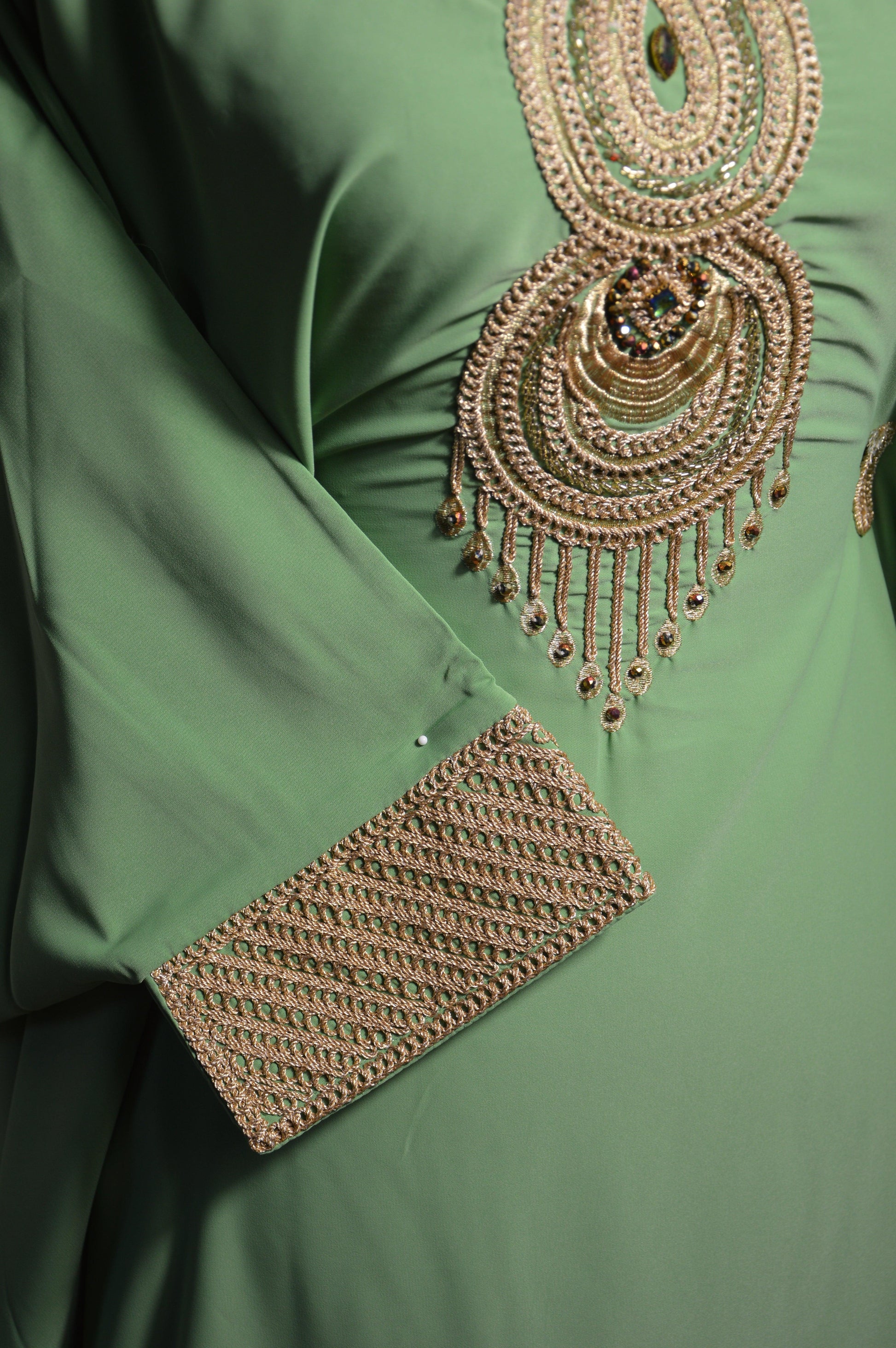 Gandoura verte brodée or - détail encolure et buste