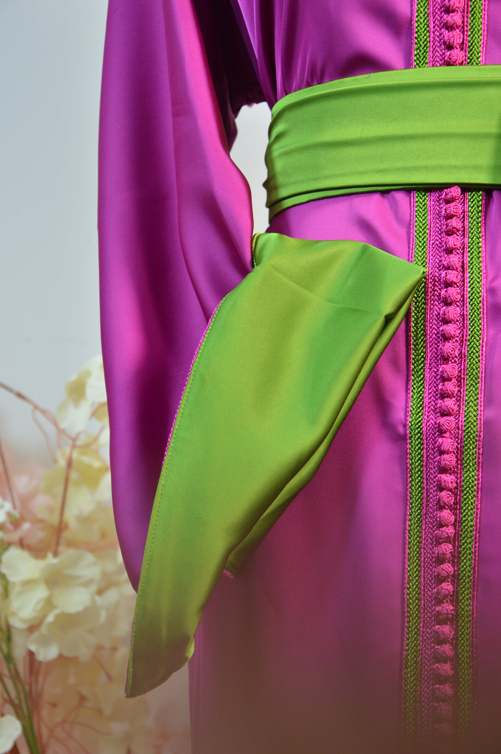 Caftan Satin Fuchsia & Ceinture Verte – ZEYNAYA Prestige