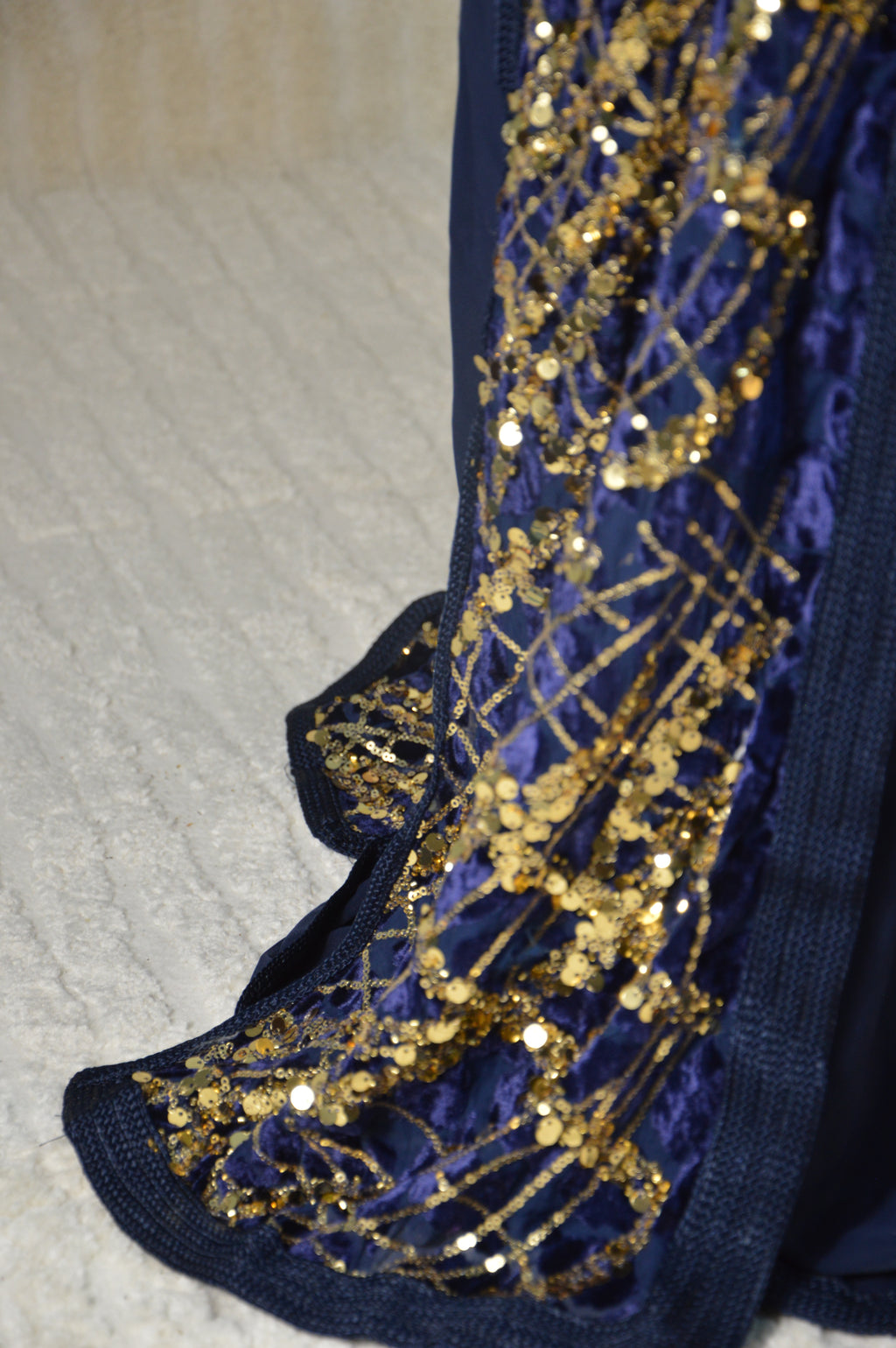 Takchita bleu nuit à sequins or – Ceinture drapée – Zeynaya Prestige