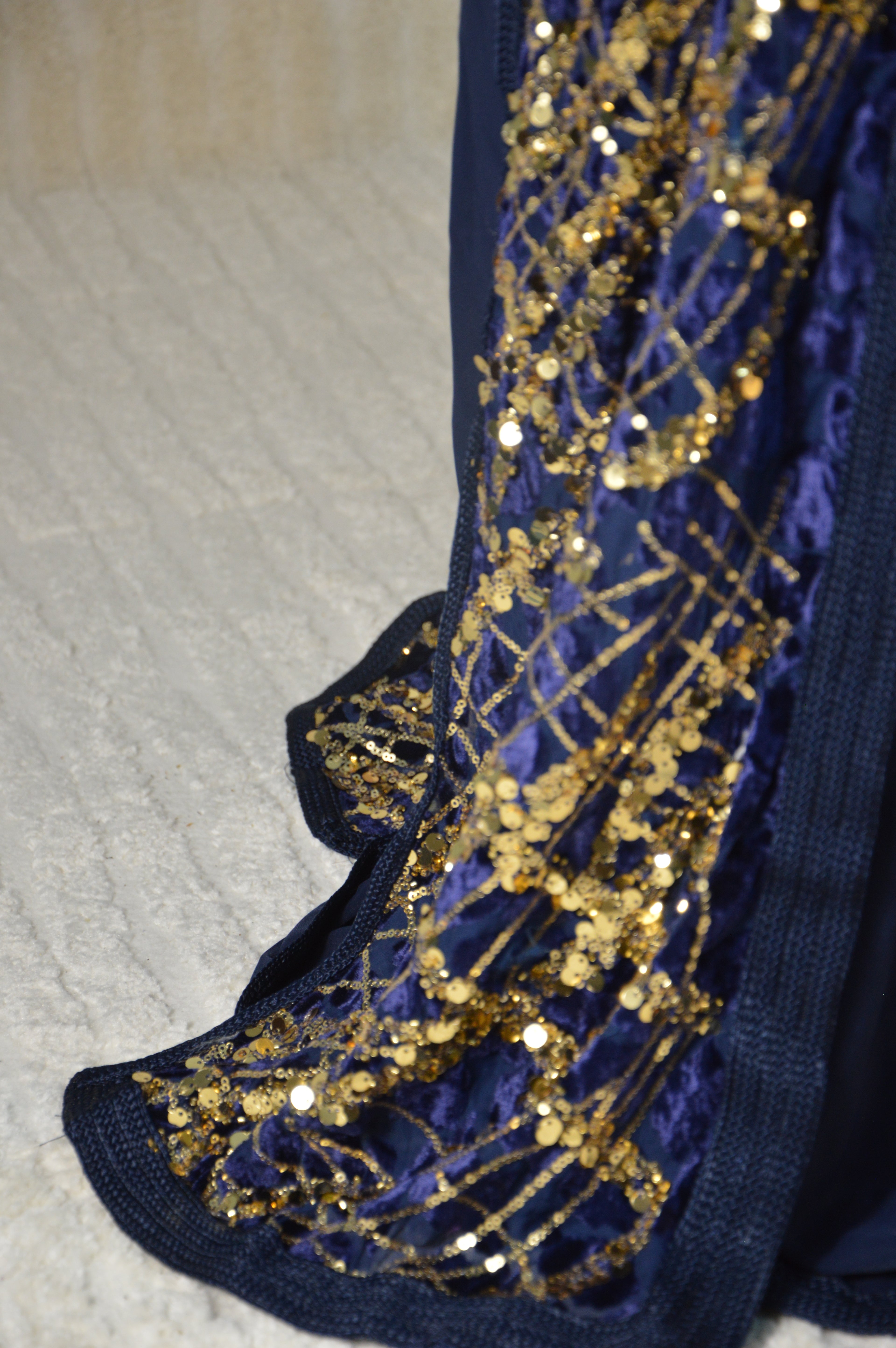 Takchita bleu nuit à sequins or – Ceinture drapée – Zeynaya Prestige