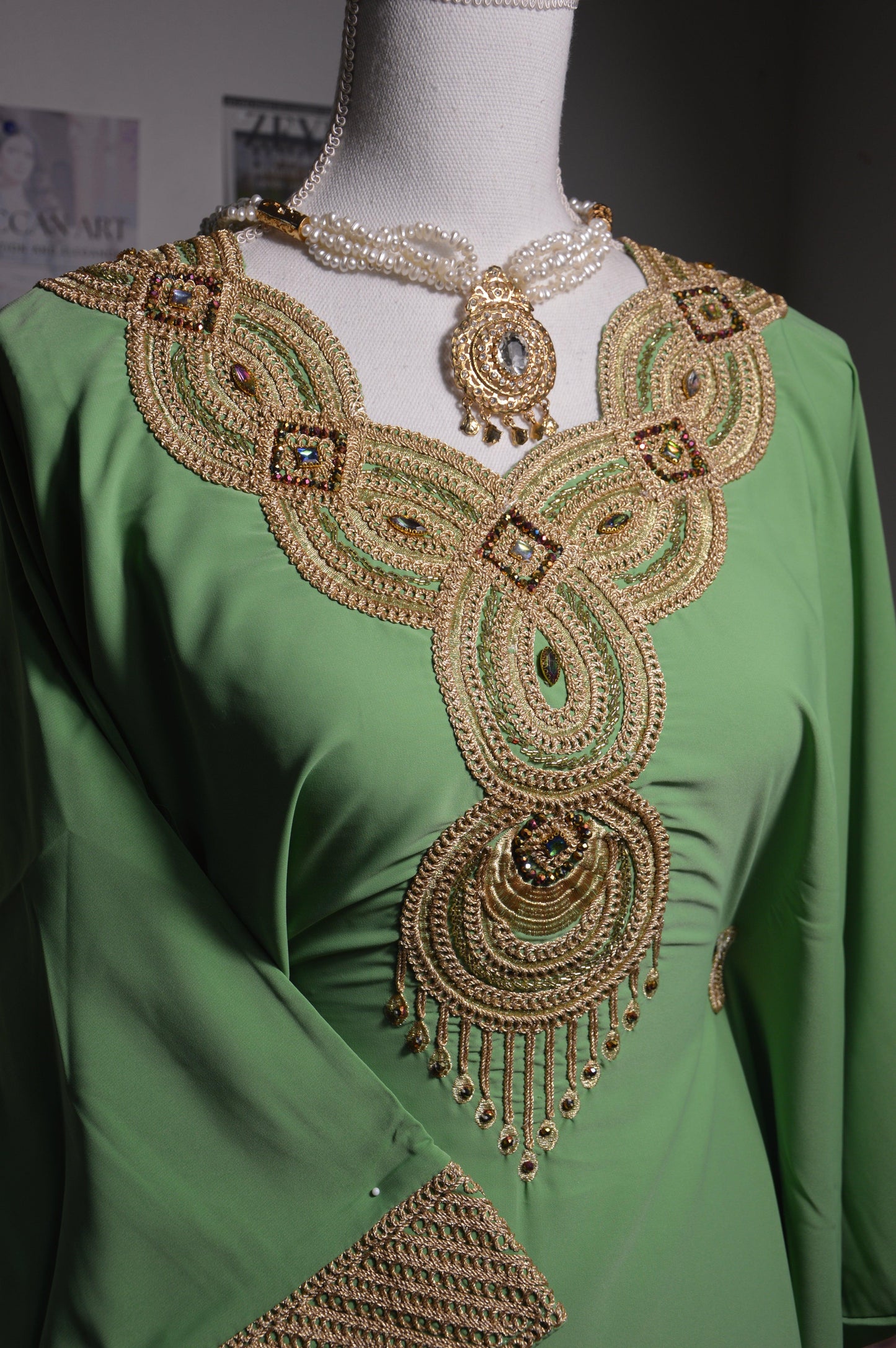 Gandoura verte brodée or - détail encolure et buste