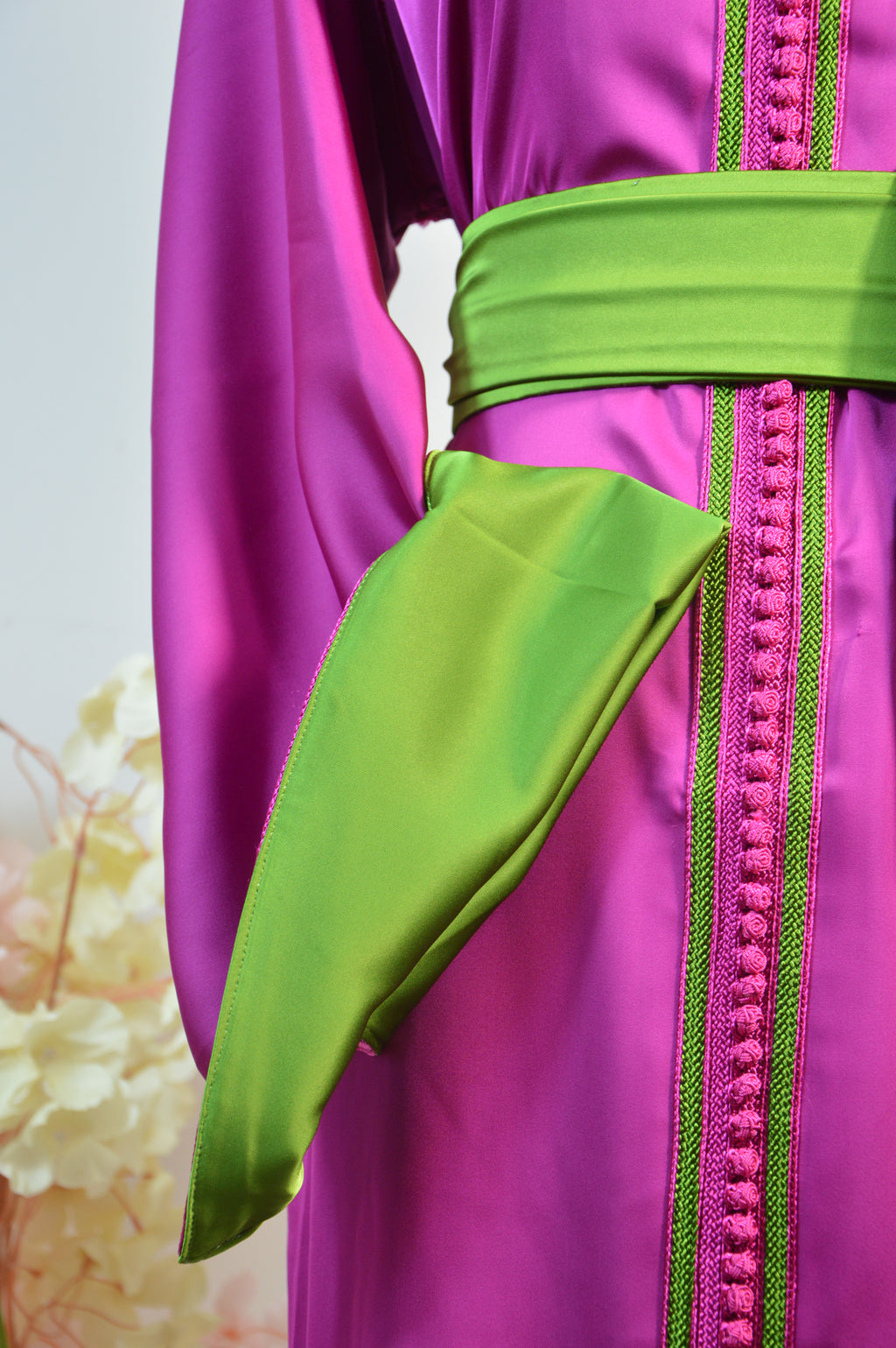Caftan Satin Fuchsia & Ceinture Verte – ZEYNAYA Prestige
