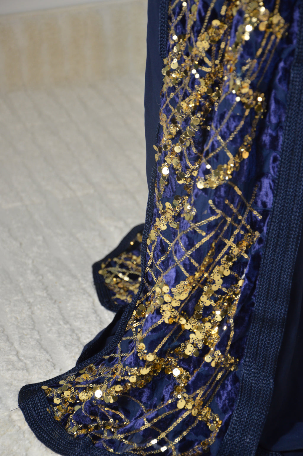 Takchita bleu nuit à sequins or – Ceinture drapée – Zeynaya Prestige