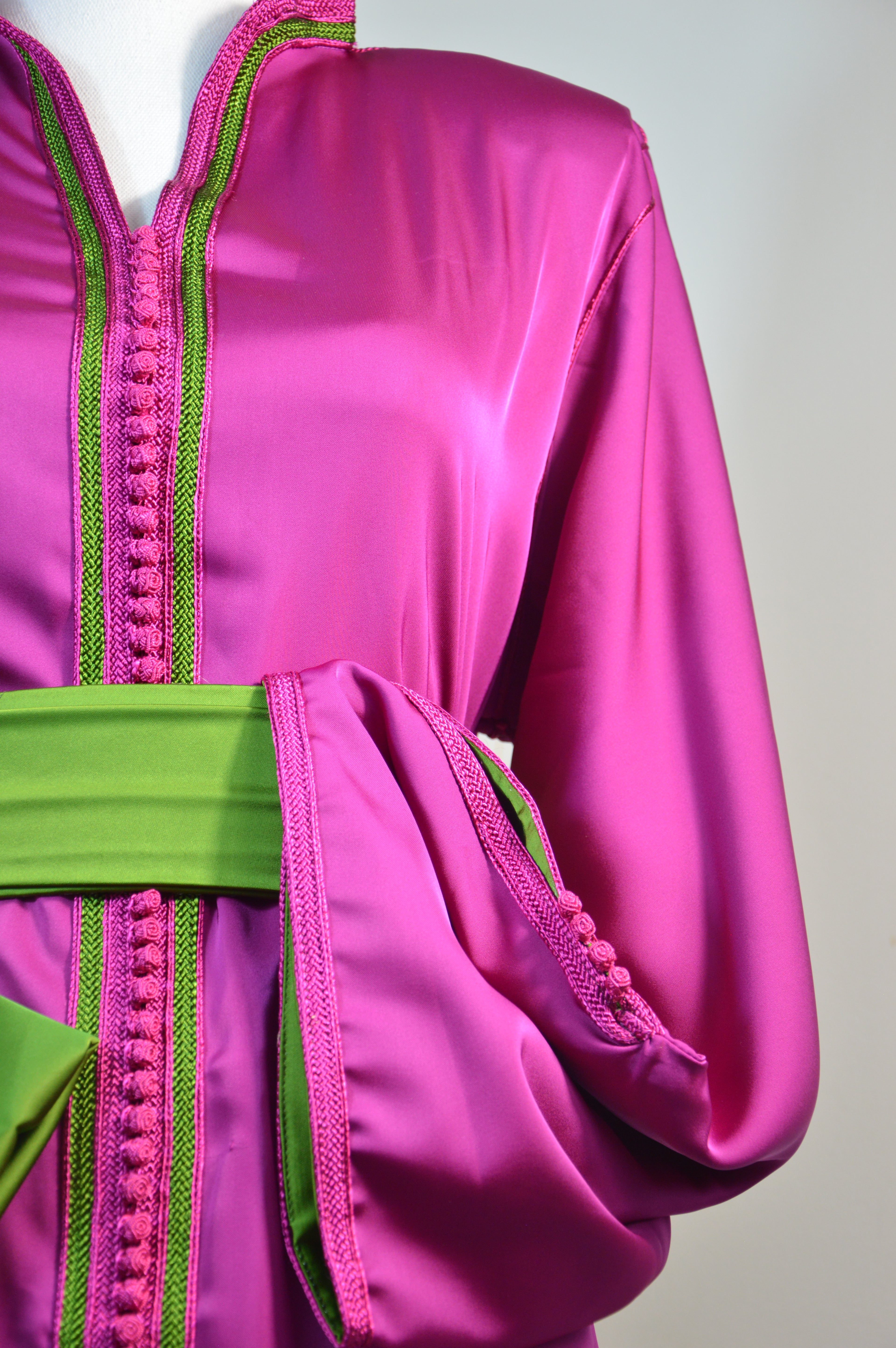 Caftan Satin Fuchsia & Ceinture Verte – ZEYNAYA Prestige