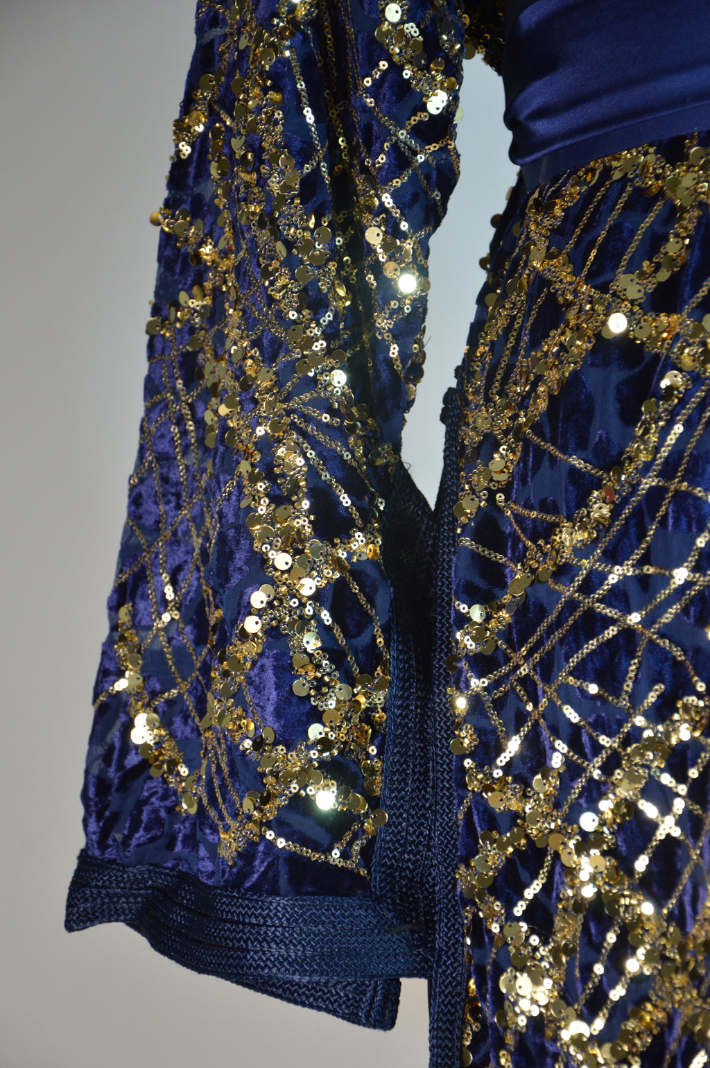 Takchita bleu nuit à sequins or – Ceinture drapée – Zeynaya Prestige