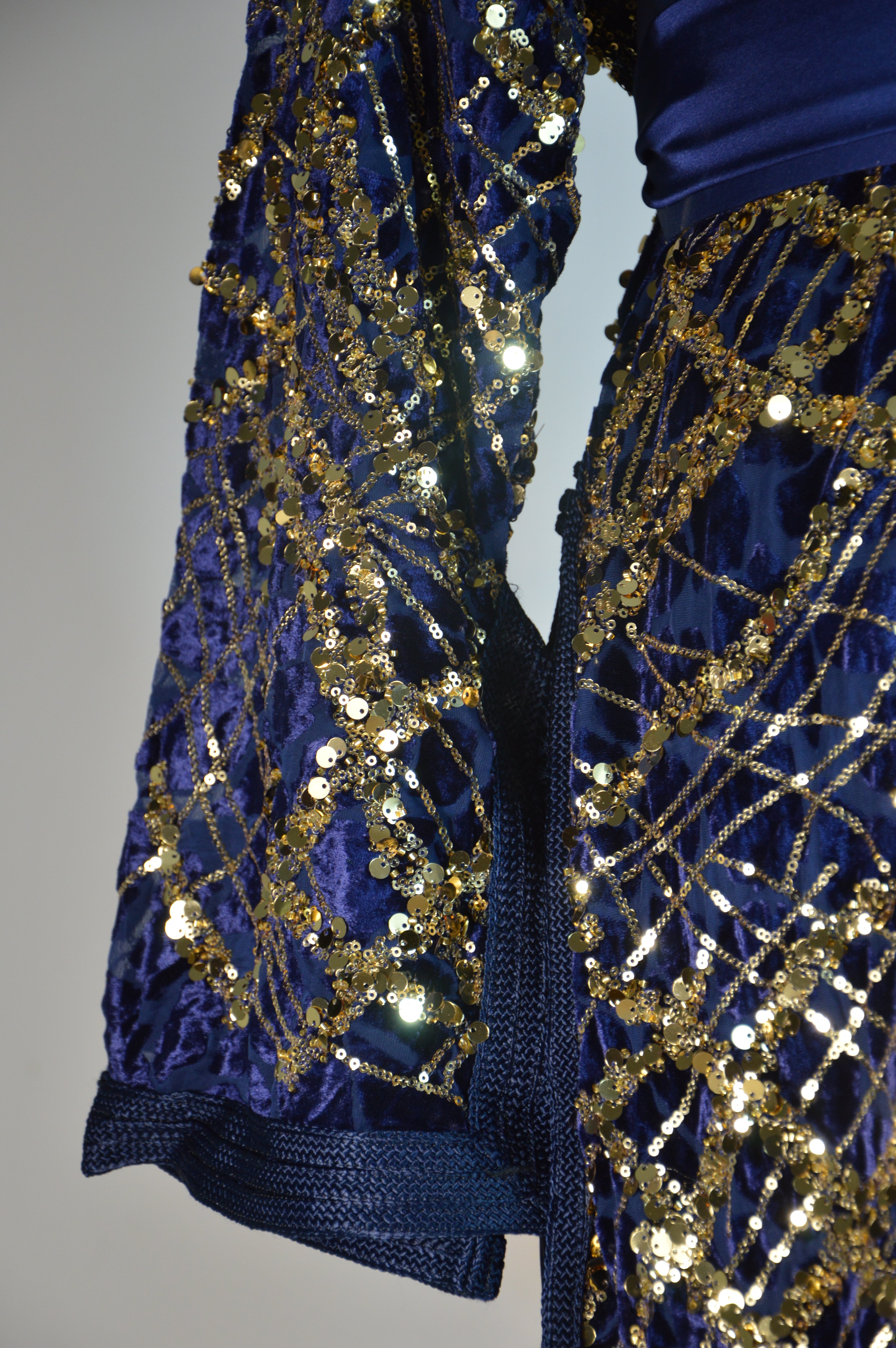 Takchita bleu nuit à sequins or – Ceinture drapée – Zeynaya Prestige