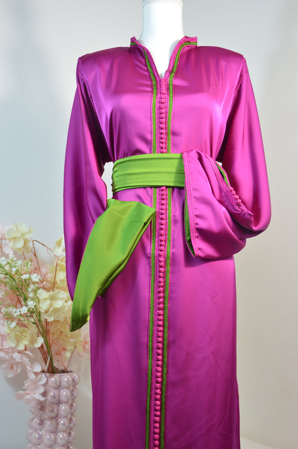 Caftan Satin Fuchsia & Ceinture Verte – ZEYNAYA Prestige