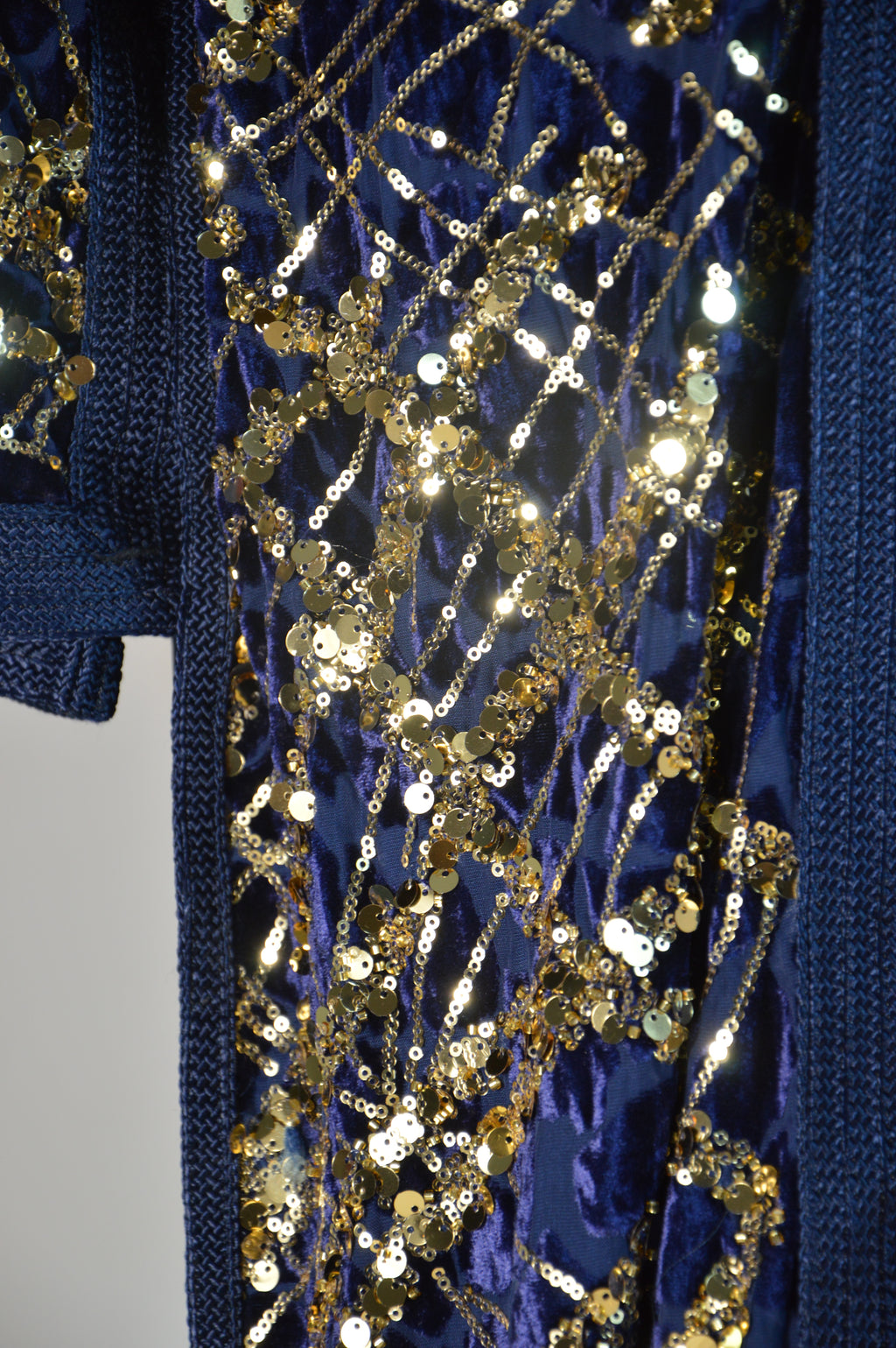 Takchita bleu nuit à sequins or – Ceinture drapée – Zeynaya Prestige