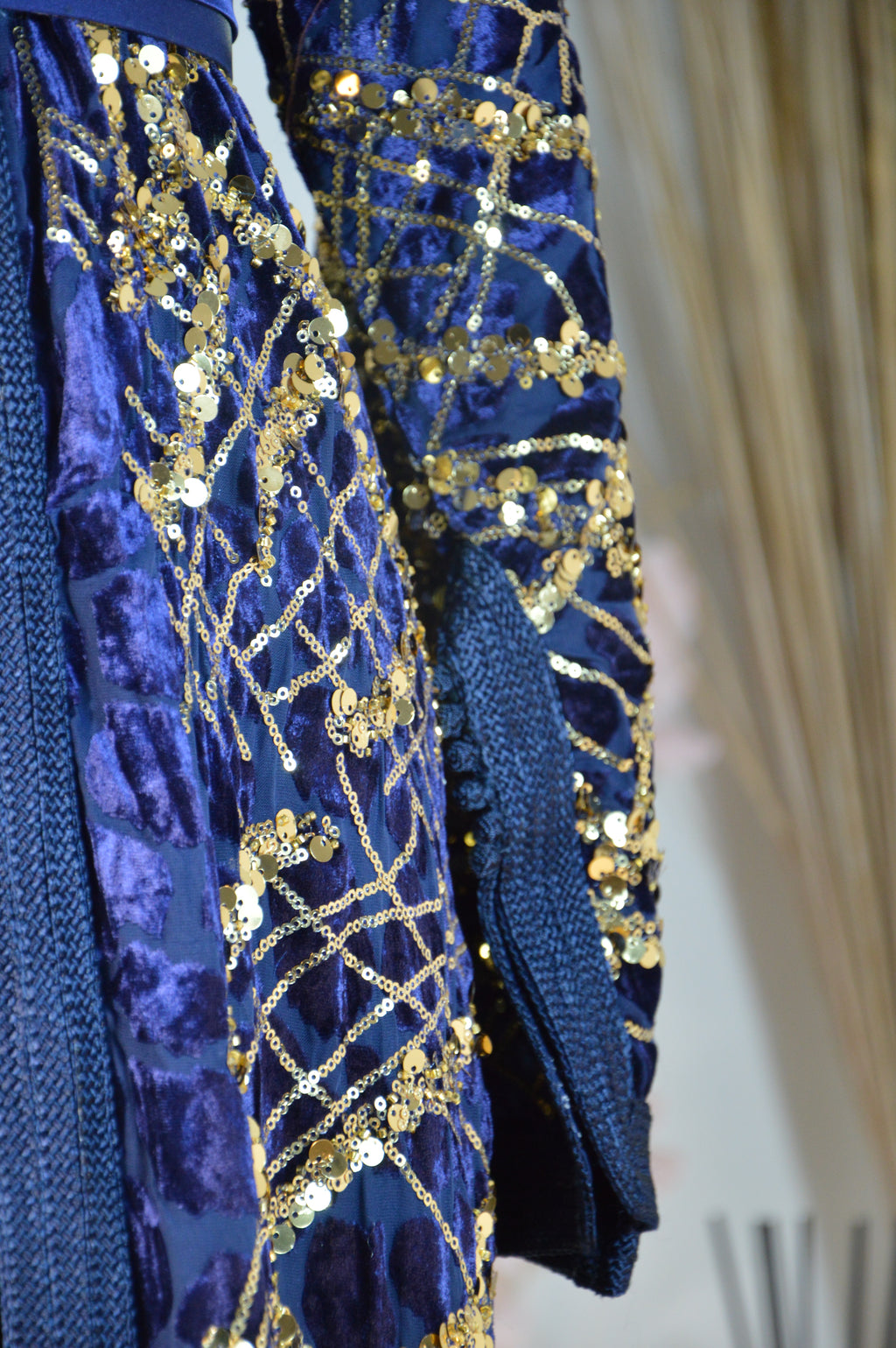 Takchita bleu nuit à sequins or – Ceinture drapée – Zeynaya Prestige