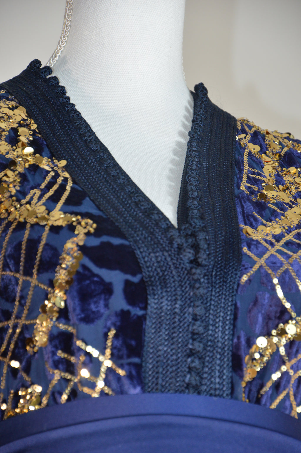 Takchita bleu nuit à sequins or – Ceinture drapée – Zeynaya Prestige