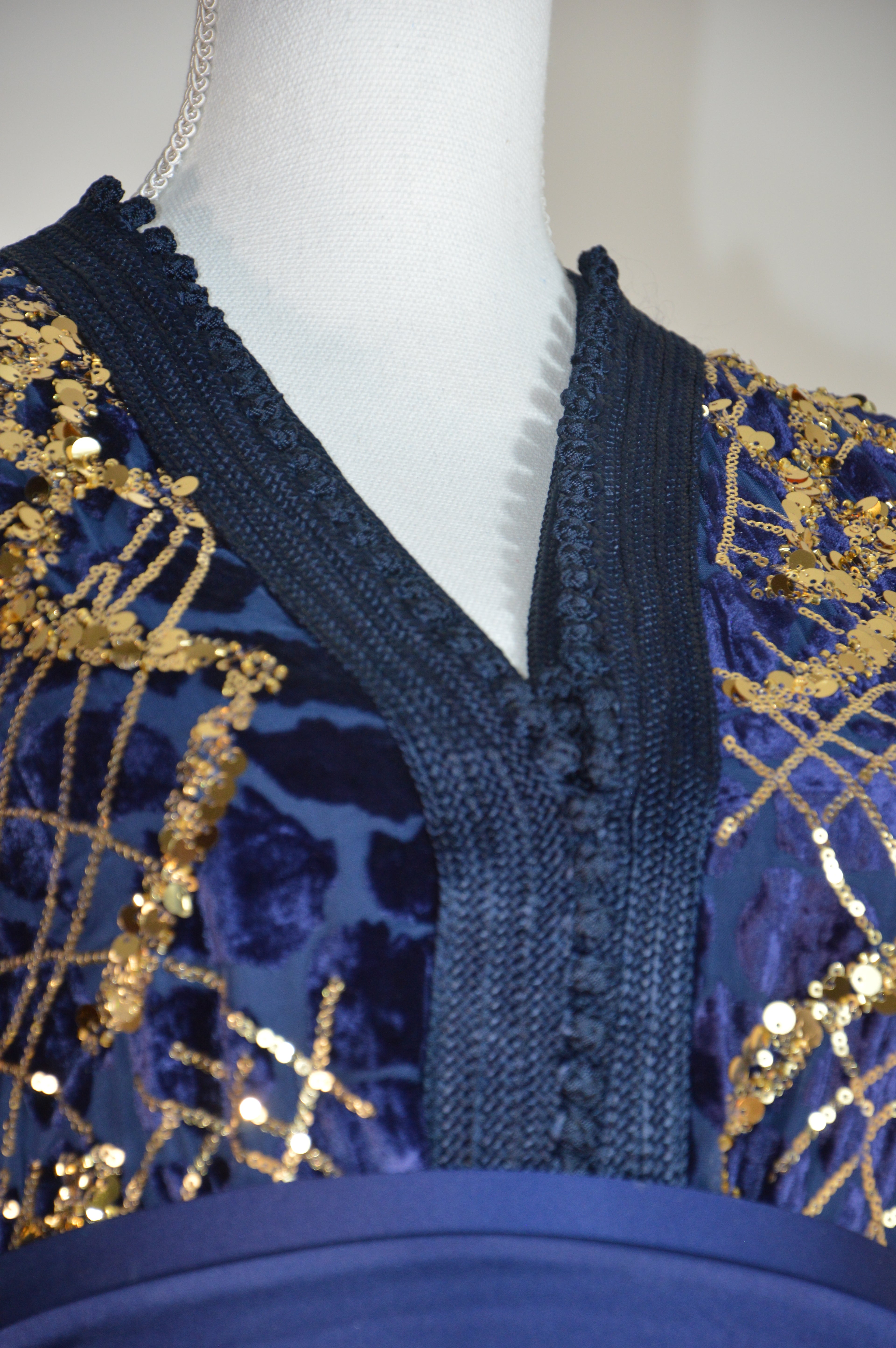 Takchita bleu nuit à sequins or – Ceinture drapée – Zeynaya Prestige