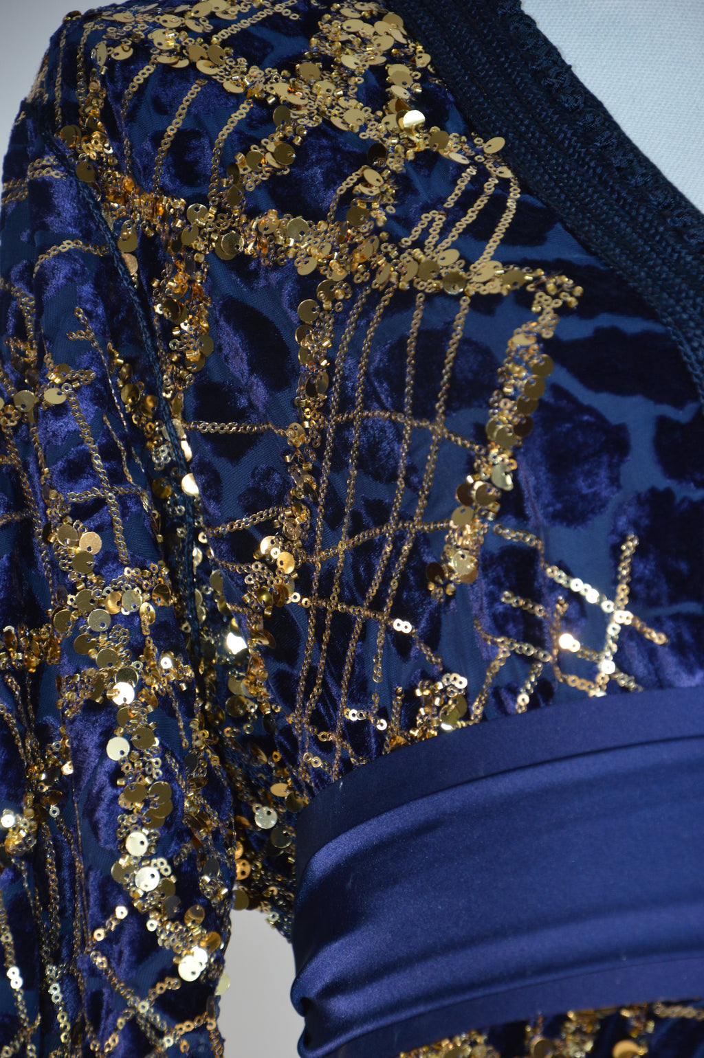 Takchita bleu nuit à sequins or – Ceinture drapée – Zeynaya Prestige