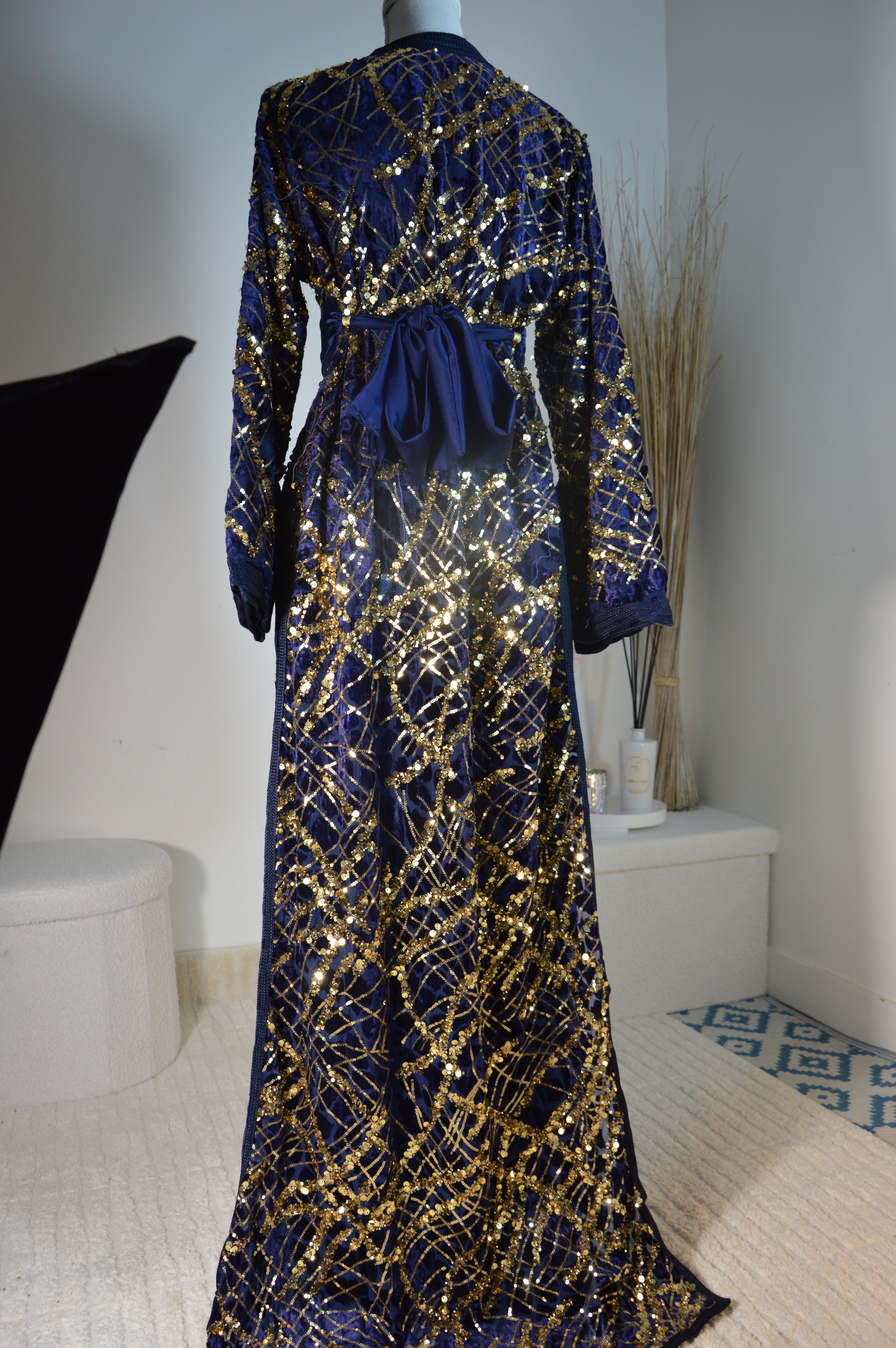 Takchita bleu nuit à sequins or – Ceinture drapée – Zeynaya Prestige