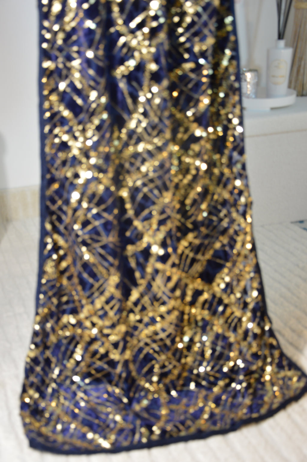 Takchita bleu nuit à sequins or – Ceinture drapée – Zeynaya Prestige