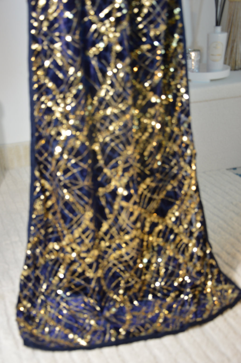 Takchita bleu nuit à sequins or – Ceinture drapée – Zeynaya Prestige