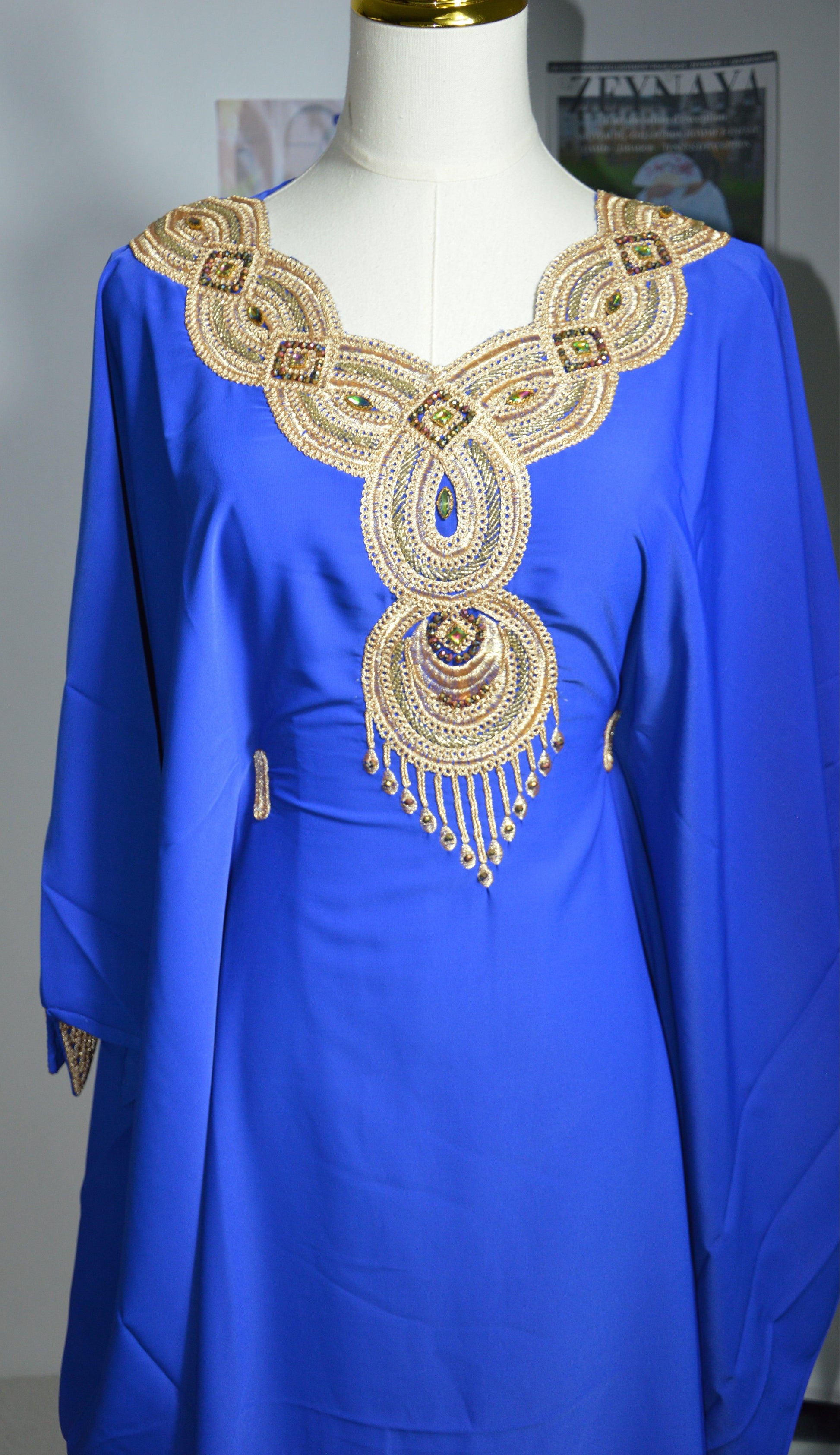 Détail broderie or et strass sur gandoura farasha bleu royal