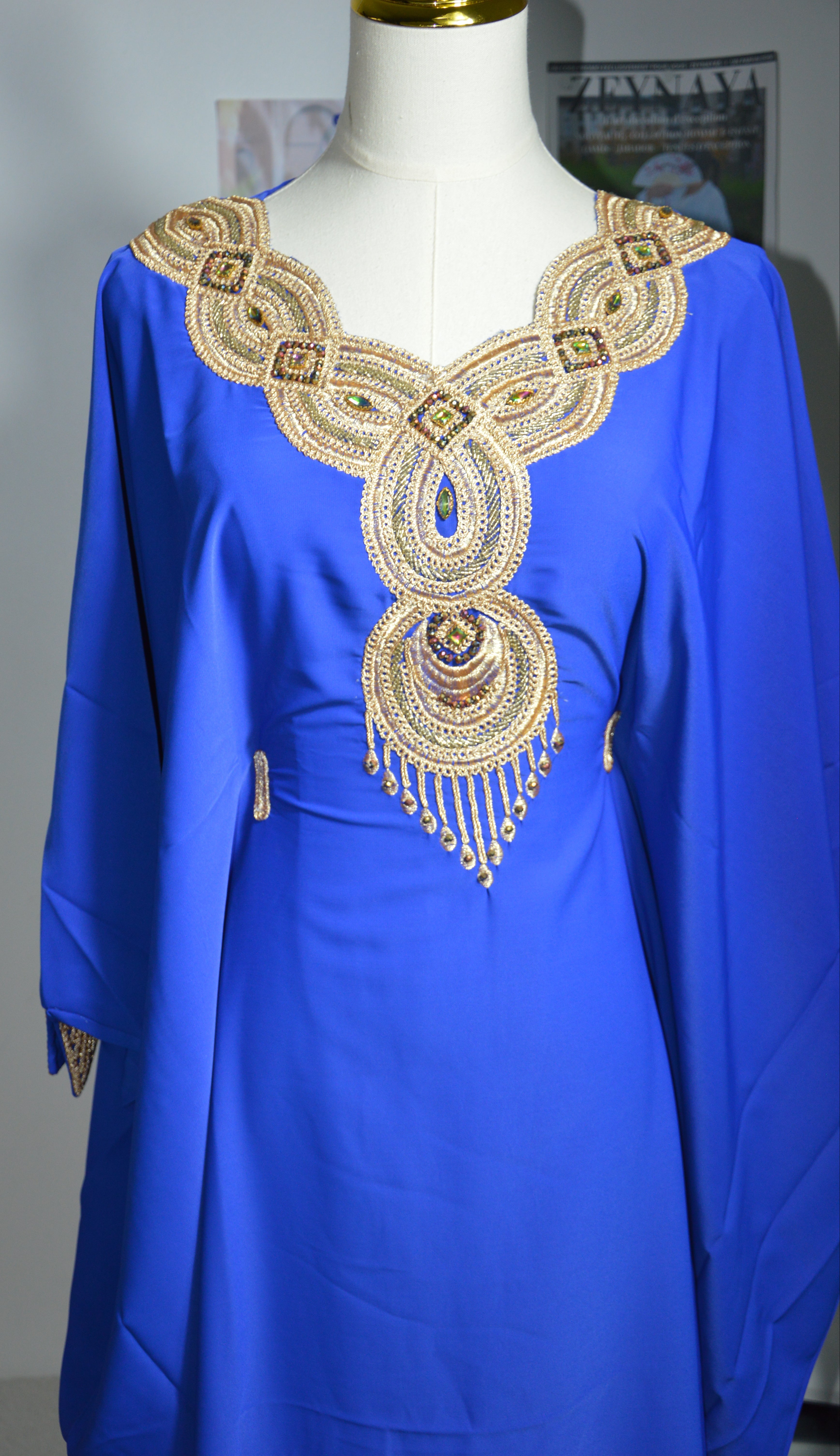 Détail broderie or et strass sur gandoura farasha bleu royal