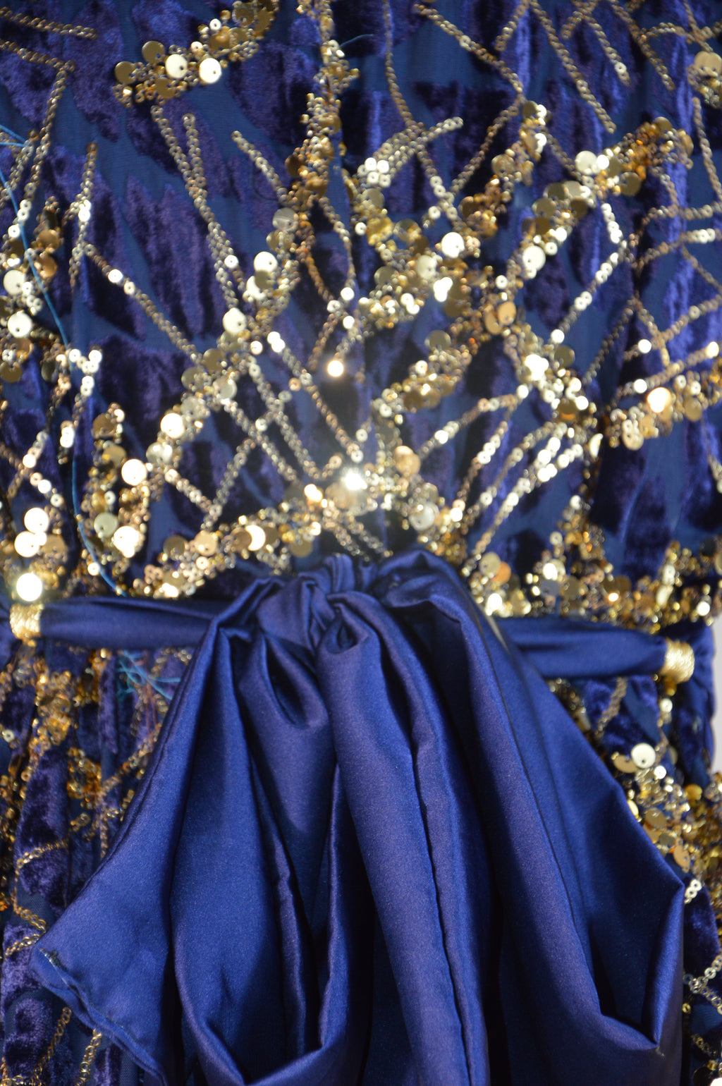 Takchita bleu nuit à sequins or – Ceinture drapée – Zeynaya Prestige