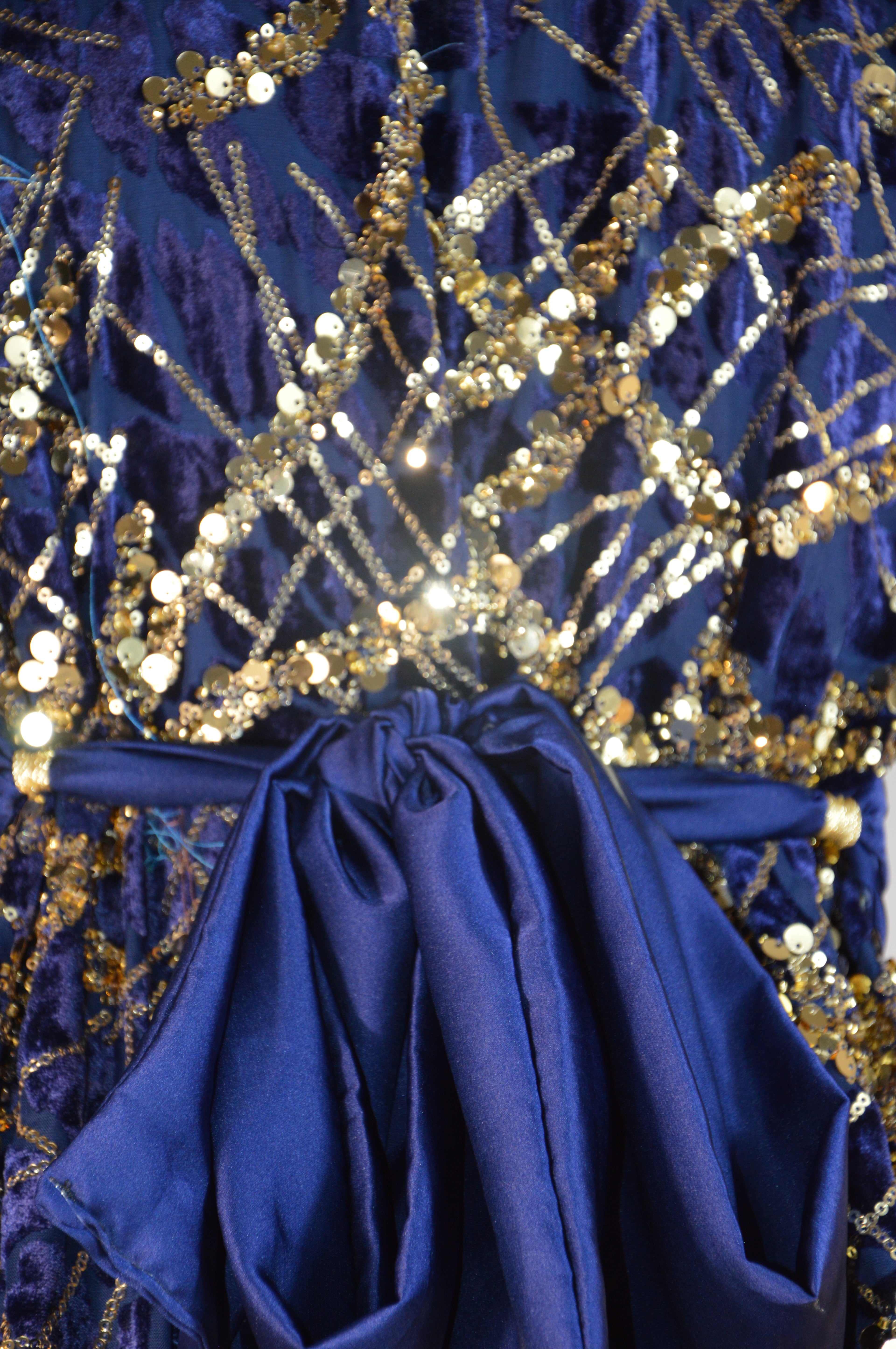 Takchita bleu nuit à sequins or – Ceinture drapée – Zeynaya Prestige