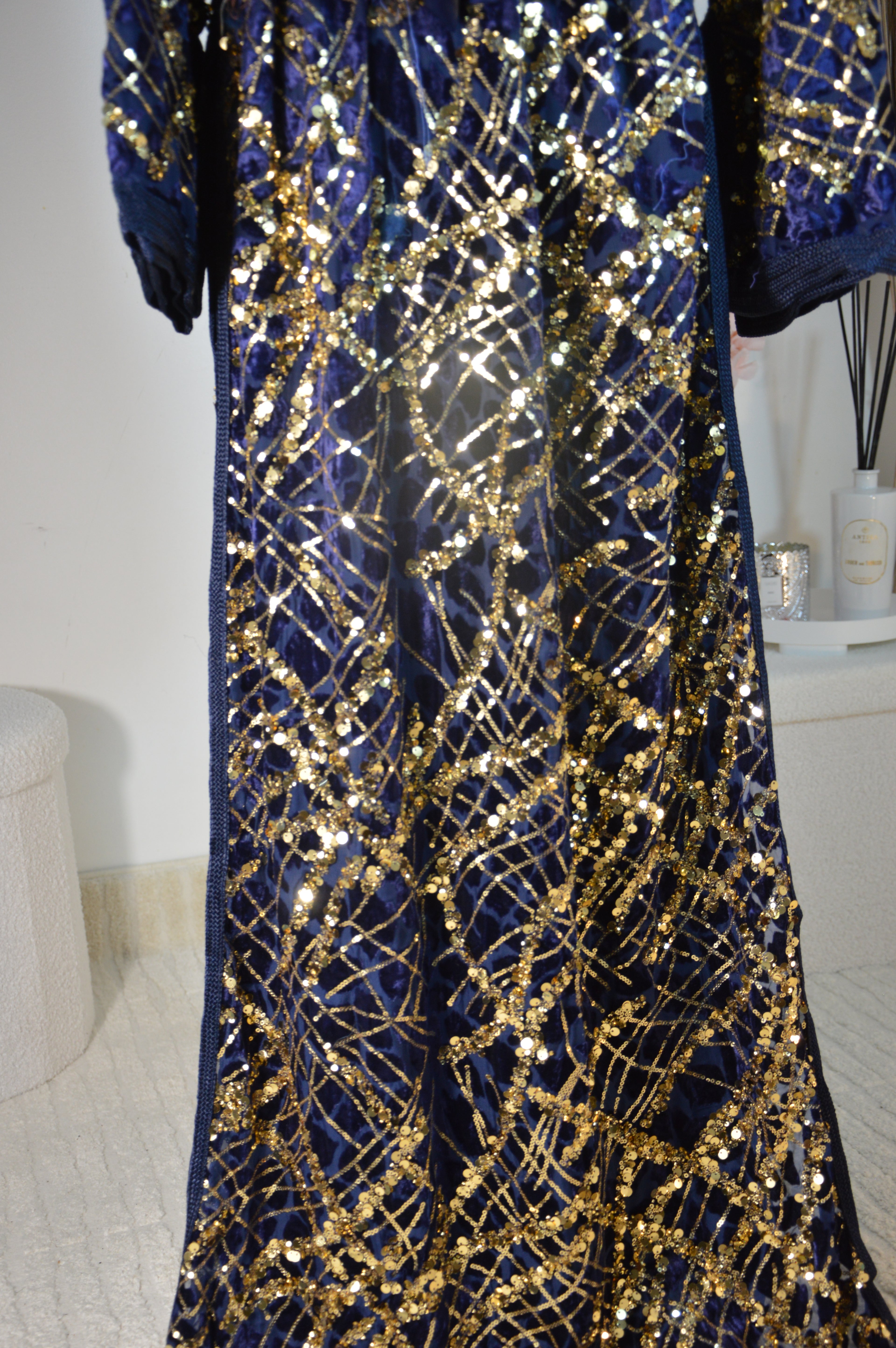 Takchita bleu nuit à sequins or – Ceinture drapée – Zeynaya Prestige