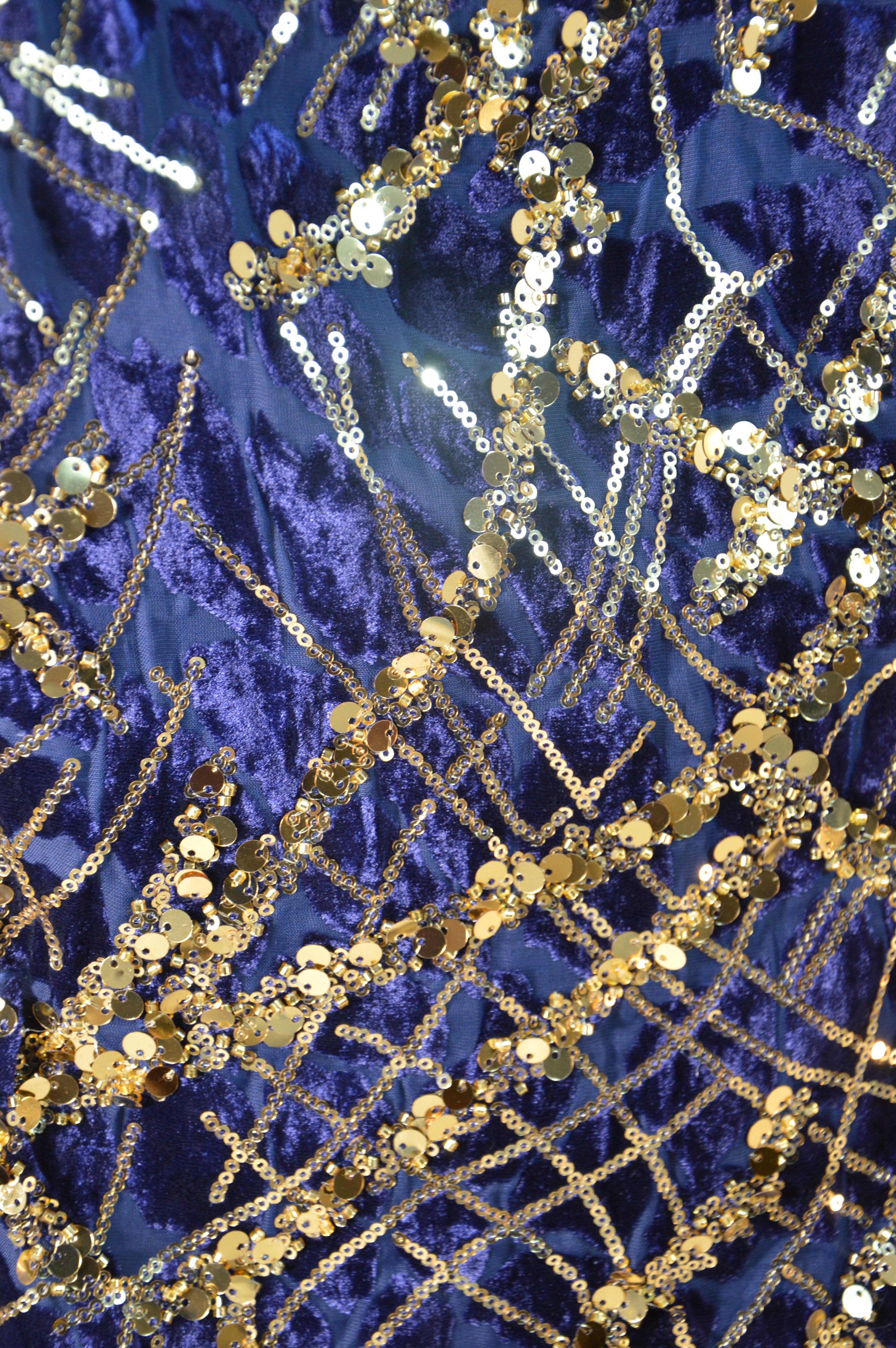 Takchita bleu nuit à sequins or – Ceinture drapée – Zeynaya Prestige