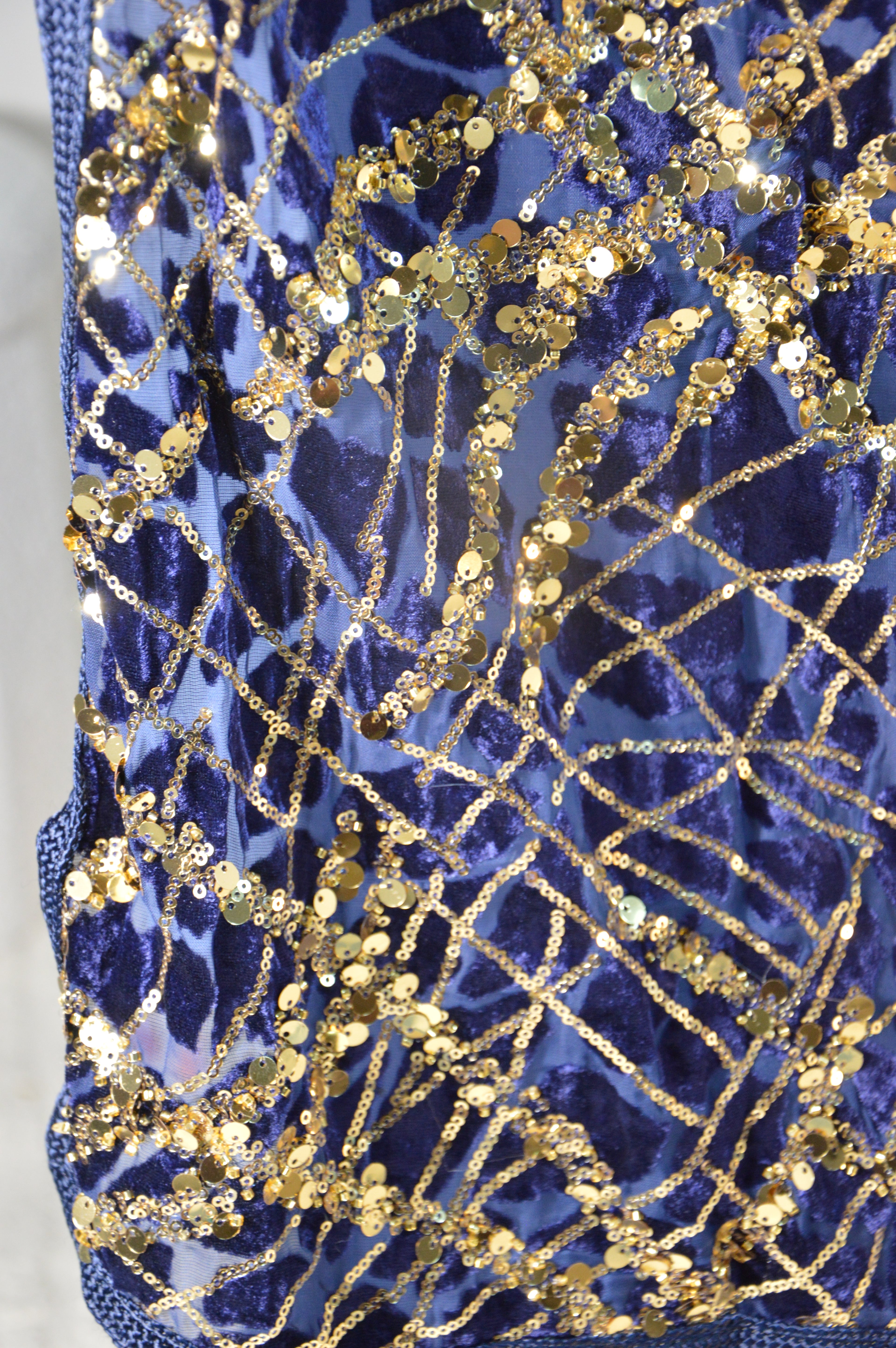 Takchita bleu nuit à sequins or – Ceinture drapée – Zeynaya Prestige