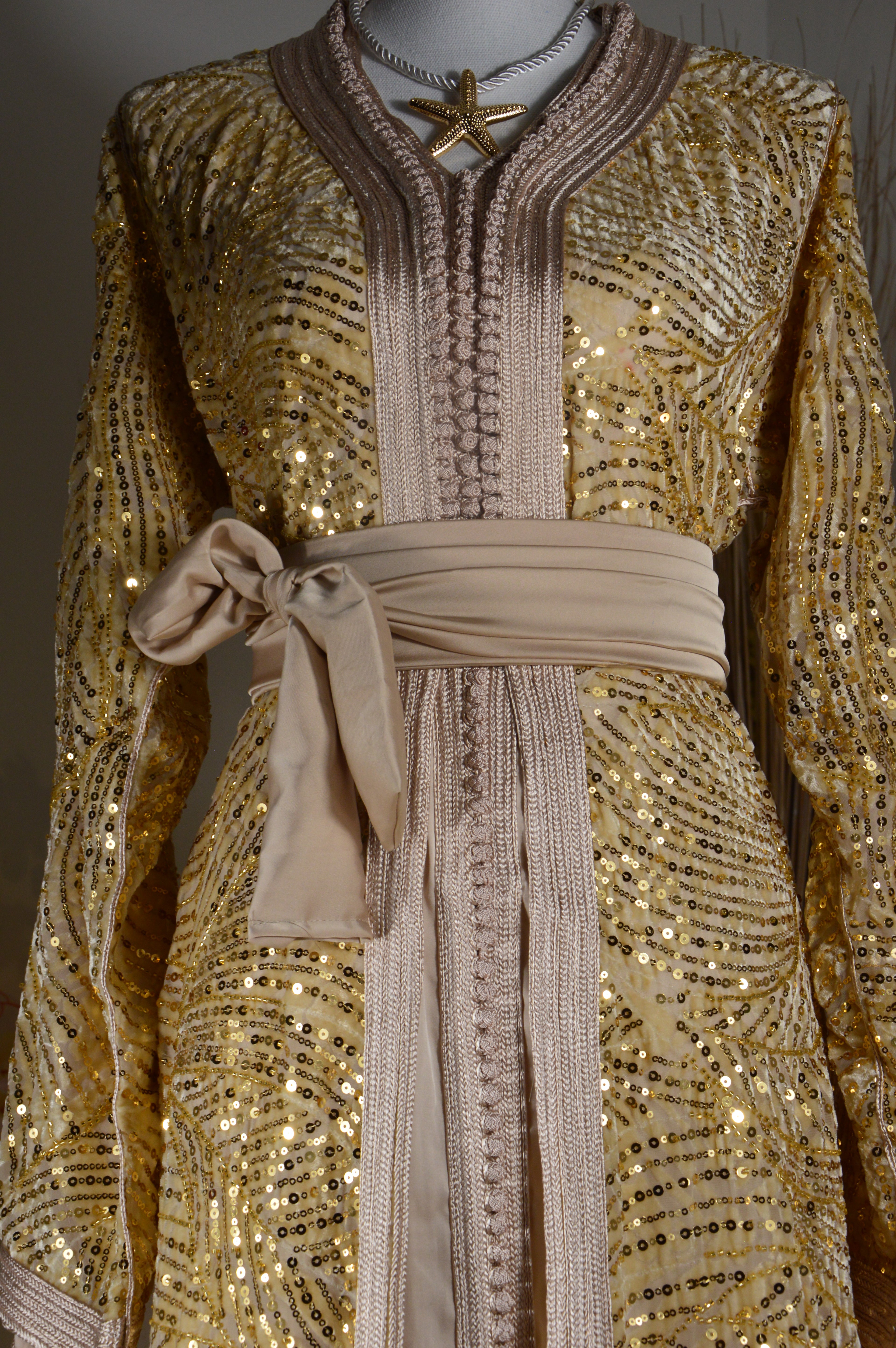 Takchita nude or clair à sequins – Ceinture nouée – Zeynaya Prestige