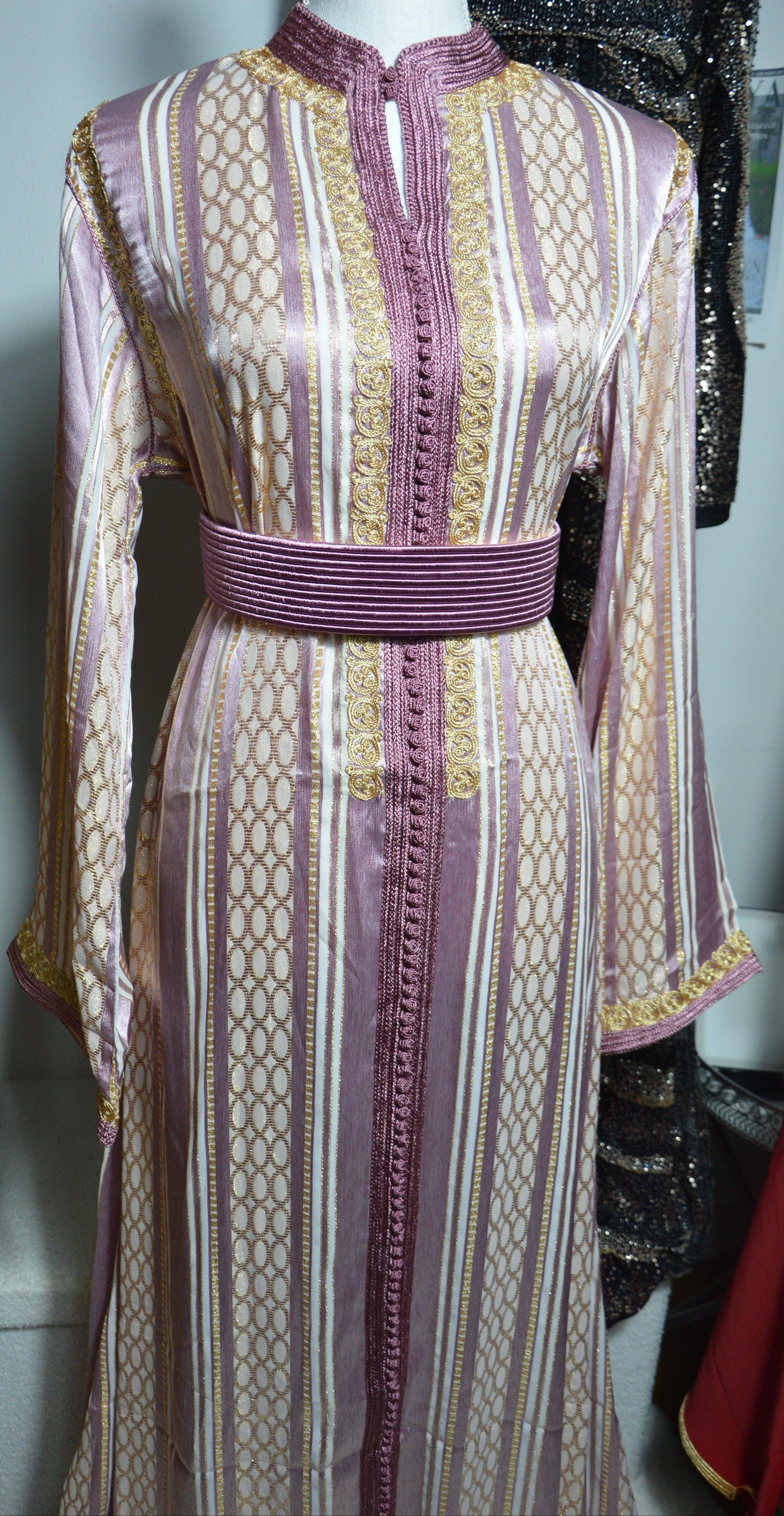 Caftan rose prune avec sfifa et ceinture assortie