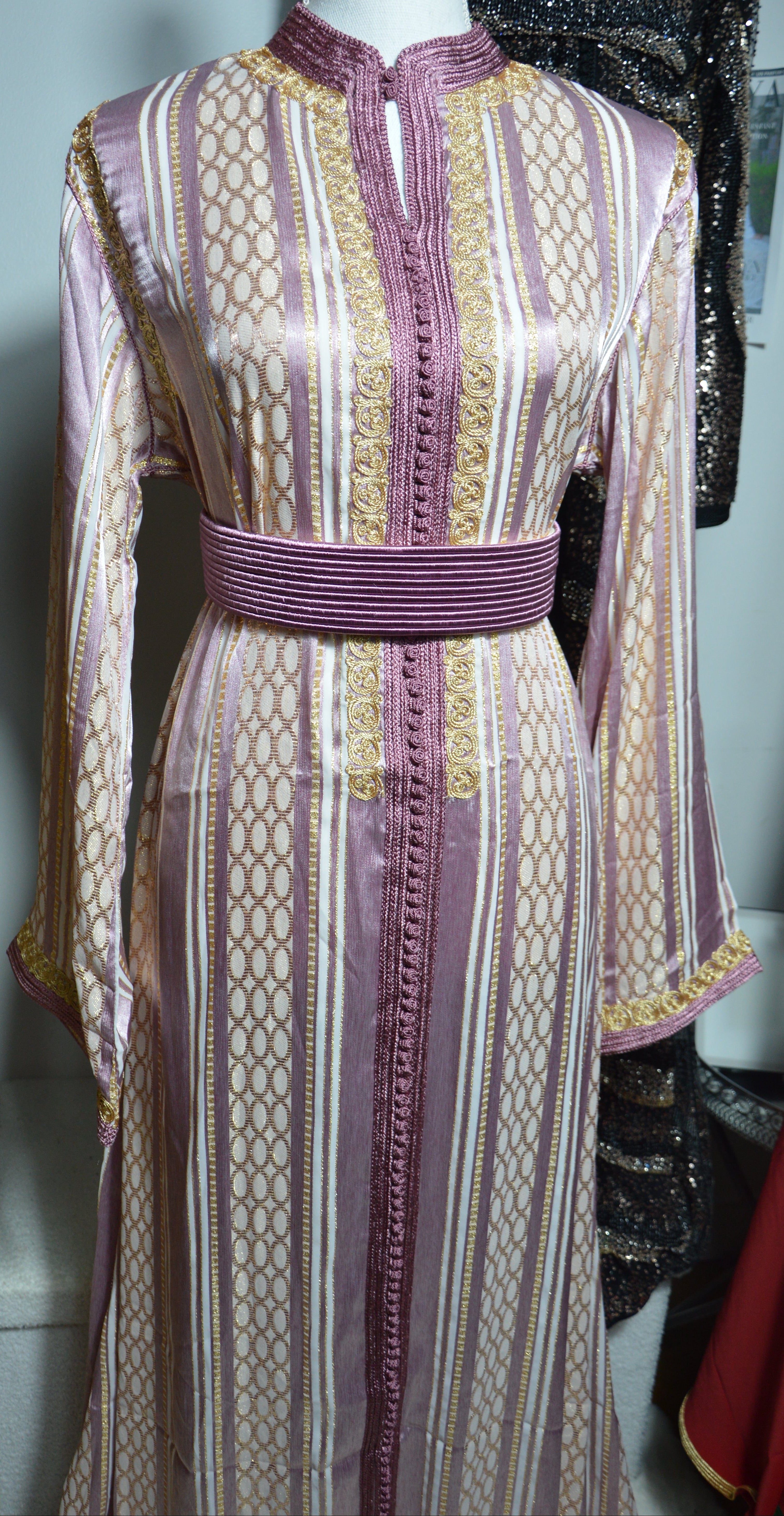 Caftan rose prune avec sfifa et ceinture assortie