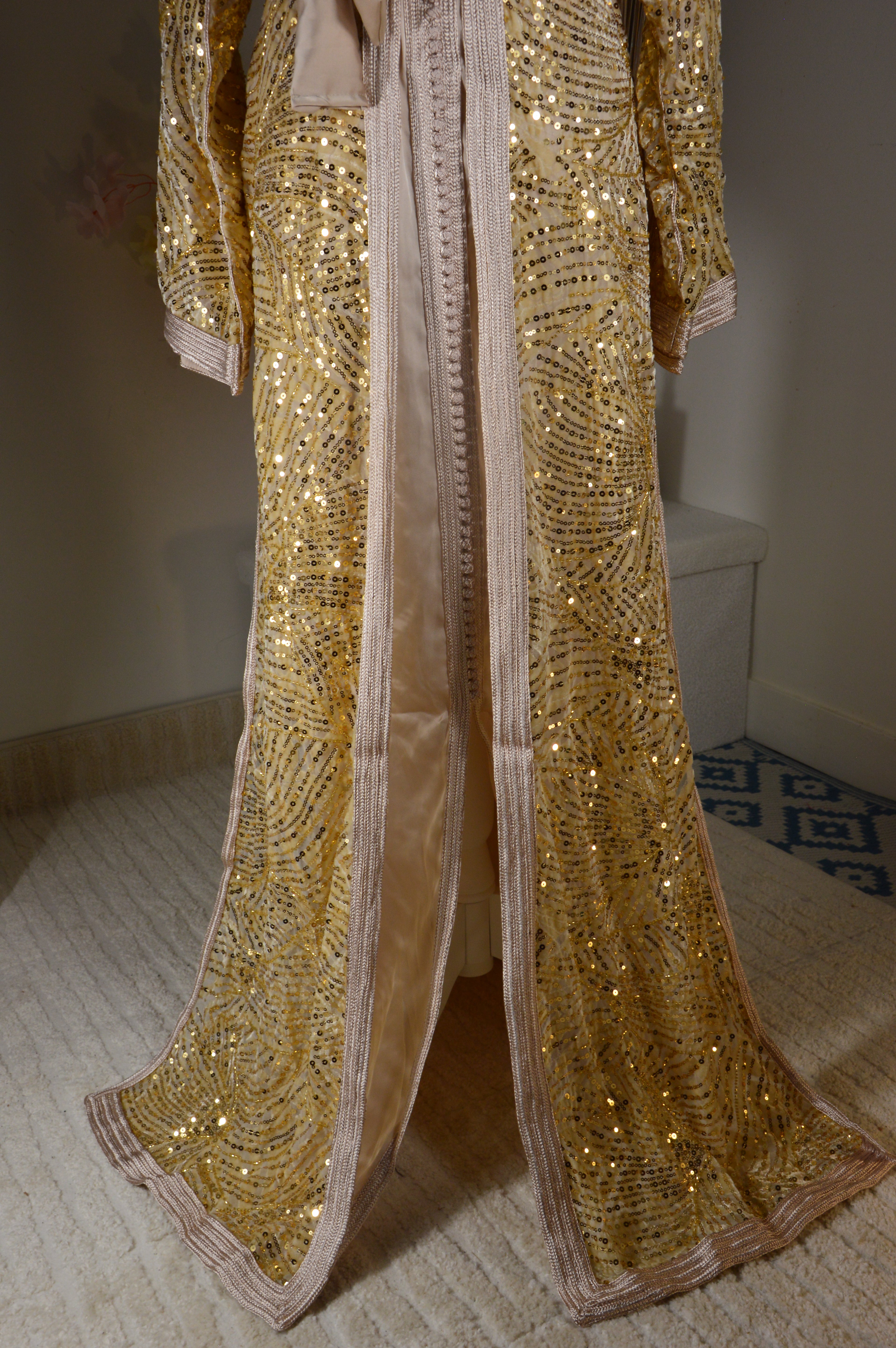 Takchita nude or clair à sequins – Ceinture nouée – Zeynaya Prestige