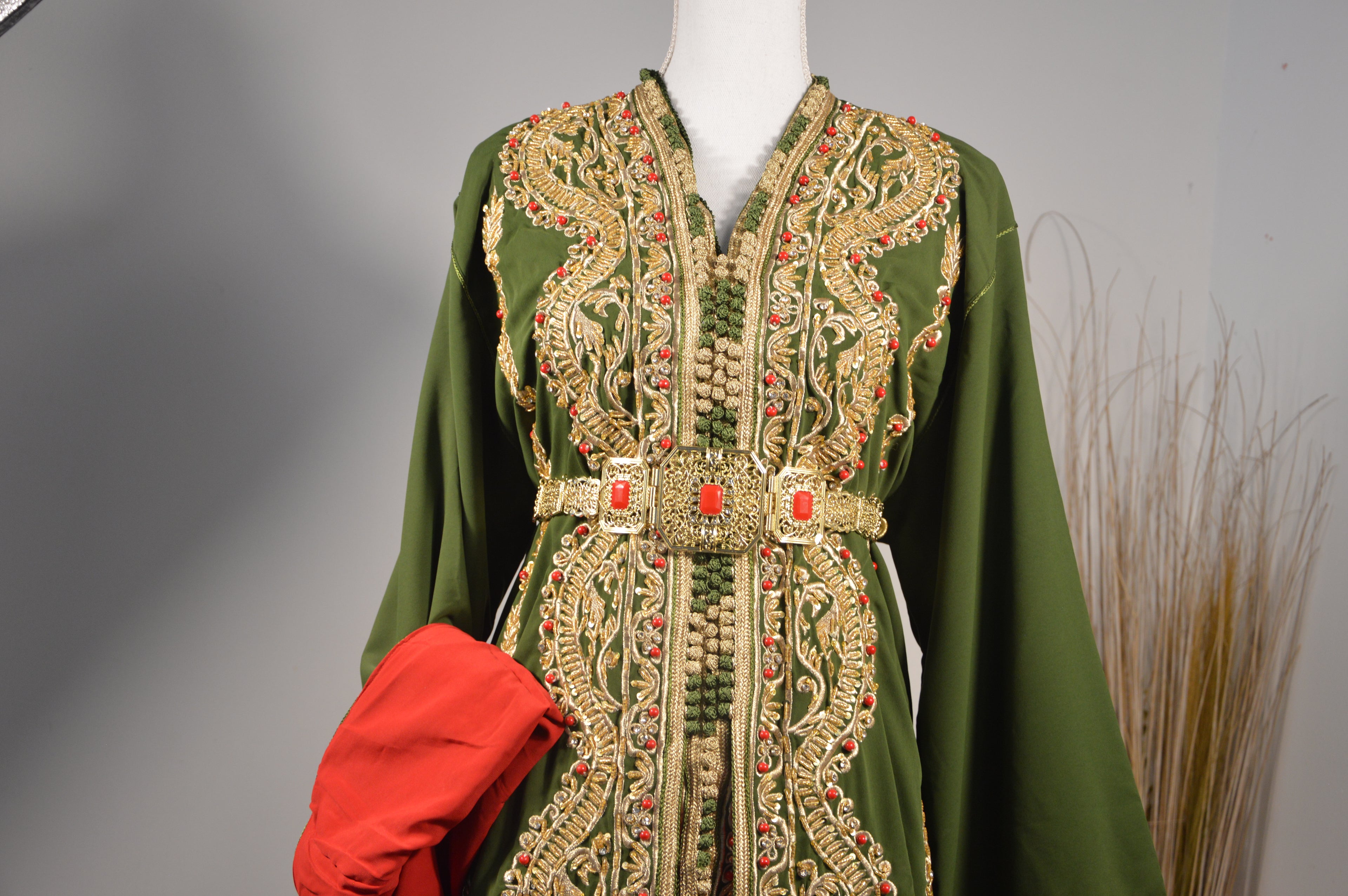 Caftan Mariée Vert Impérial avec Traîne et Broderies Luxueuses