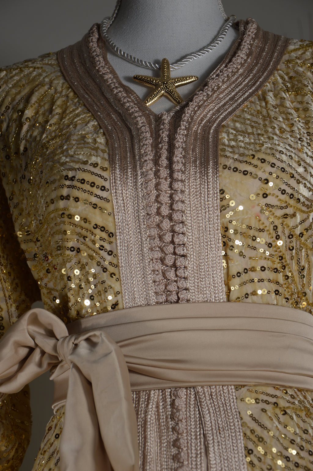 Takchita nude or clair à sequins – Ceinture nouée – Zeynaya Prestige