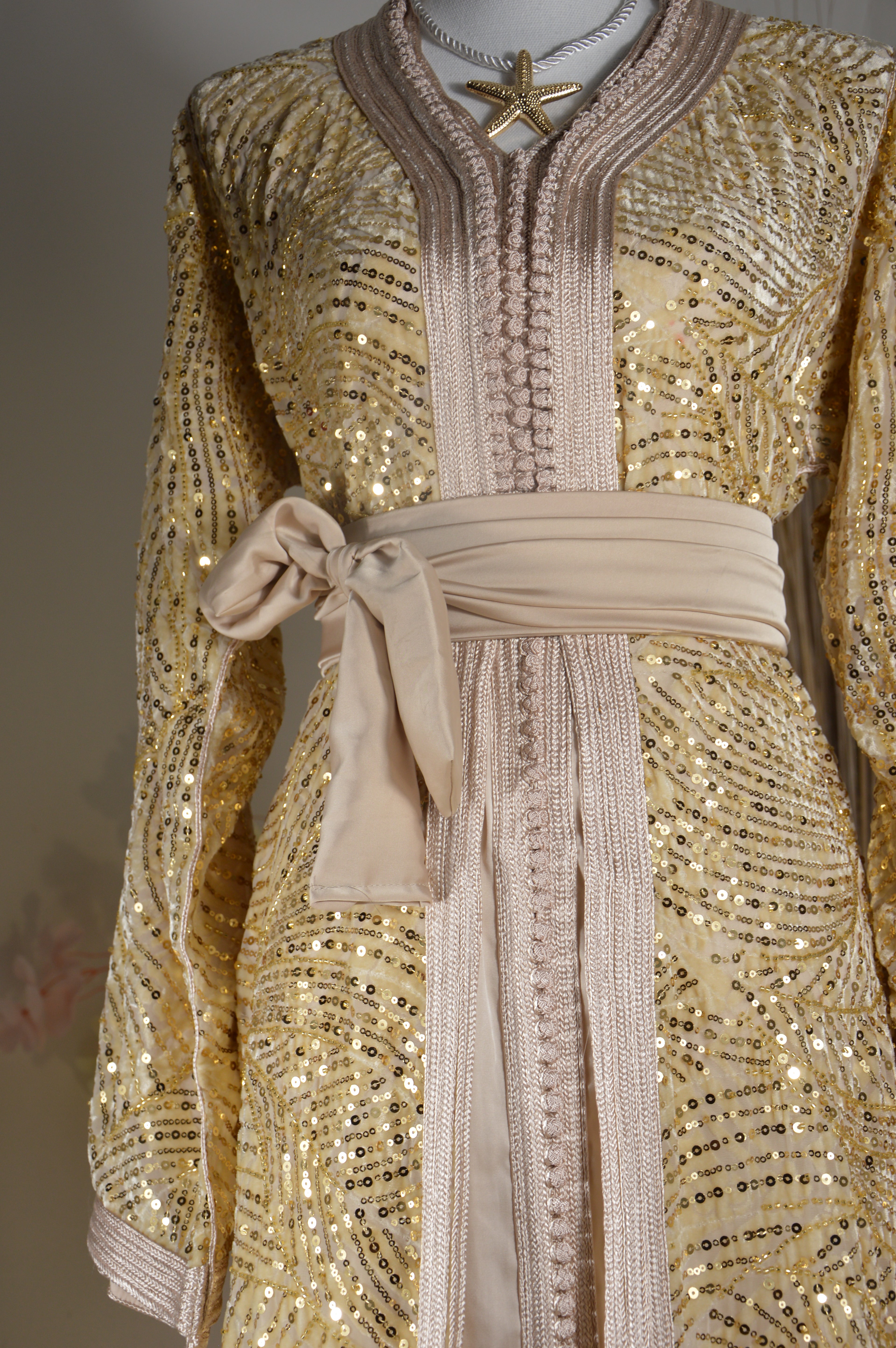 Takchita nude or clair à sequins – Ceinture nouée – Zeynaya Prestige