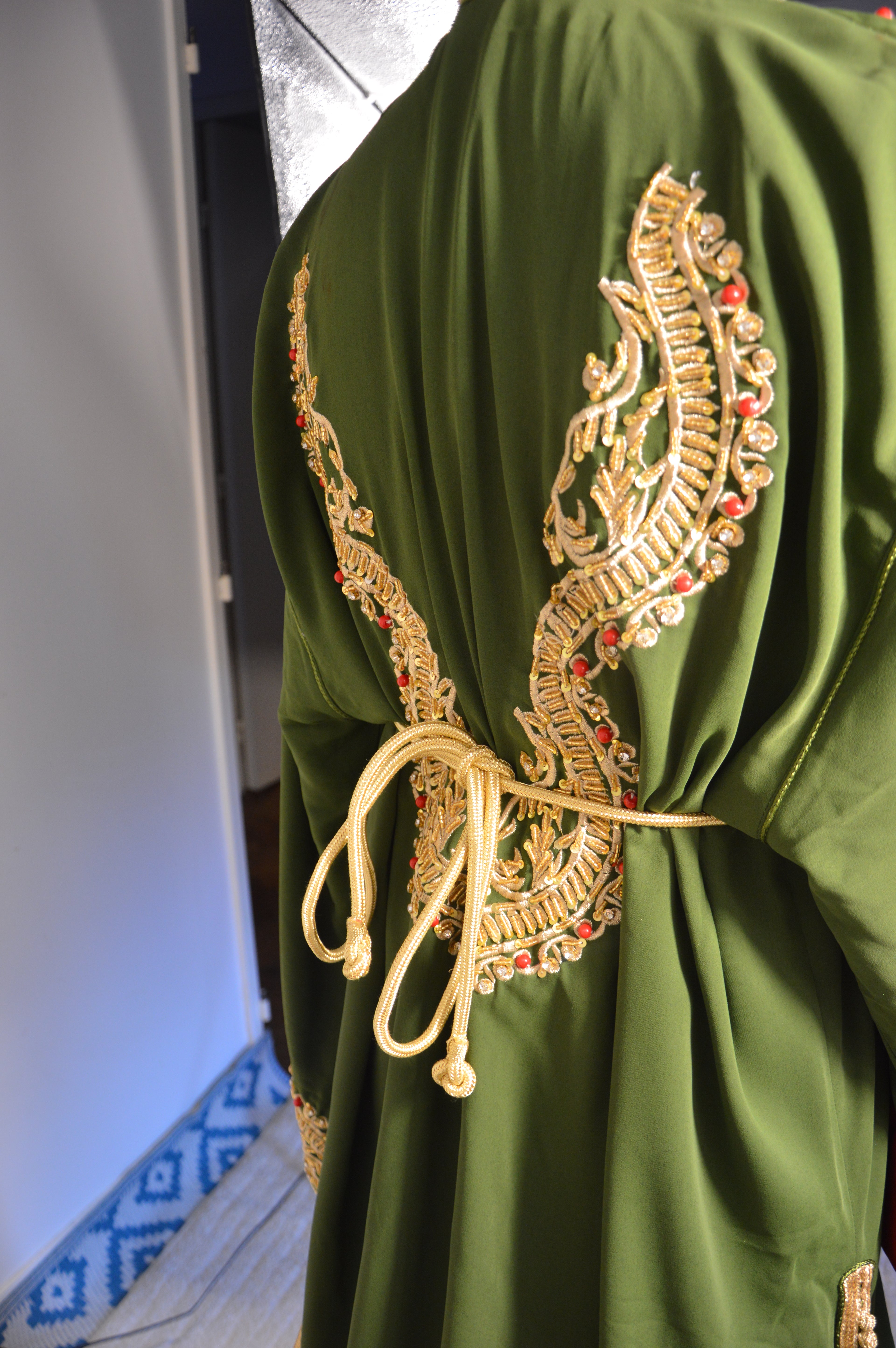 Caftan Mariée Vert Impérial avec Traîne et Broderies Luxueuses