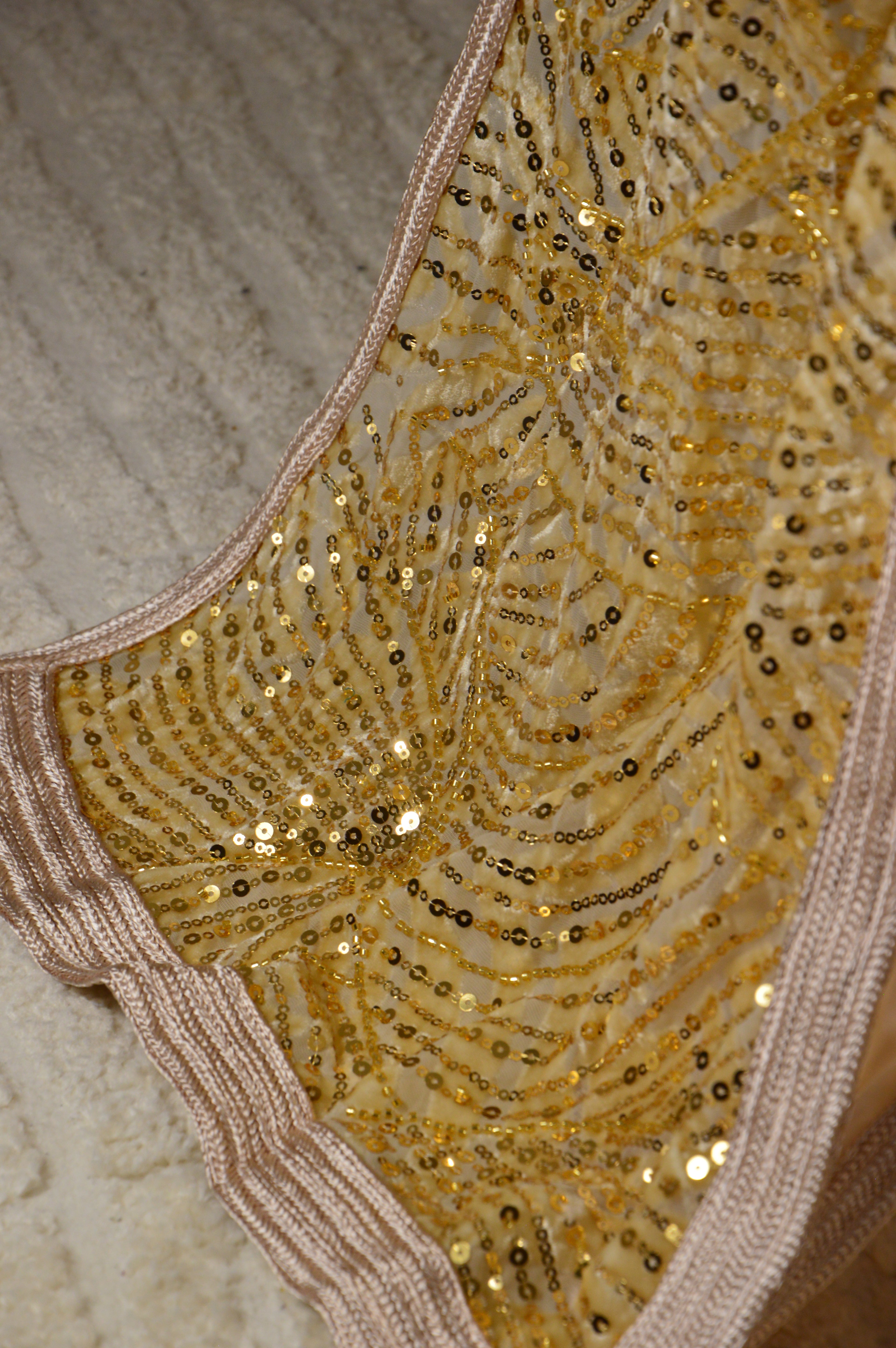 Takchita nude or clair à sequins – Ceinture nouée – Zeynaya Prestige