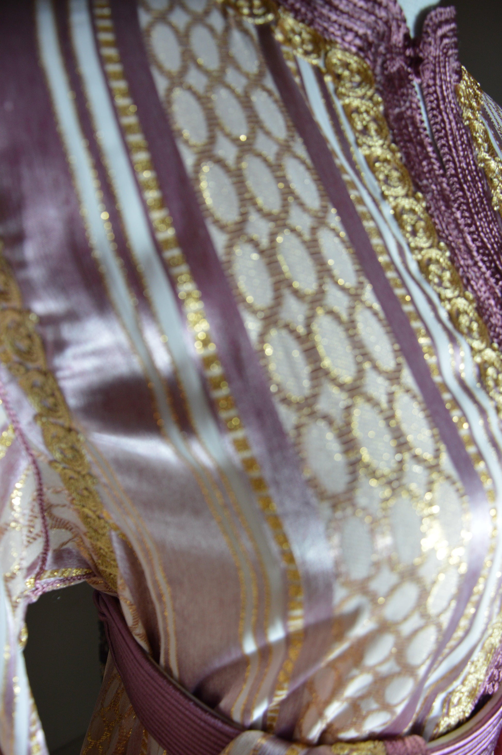 Caftan marocain prune - détail col et broderies or