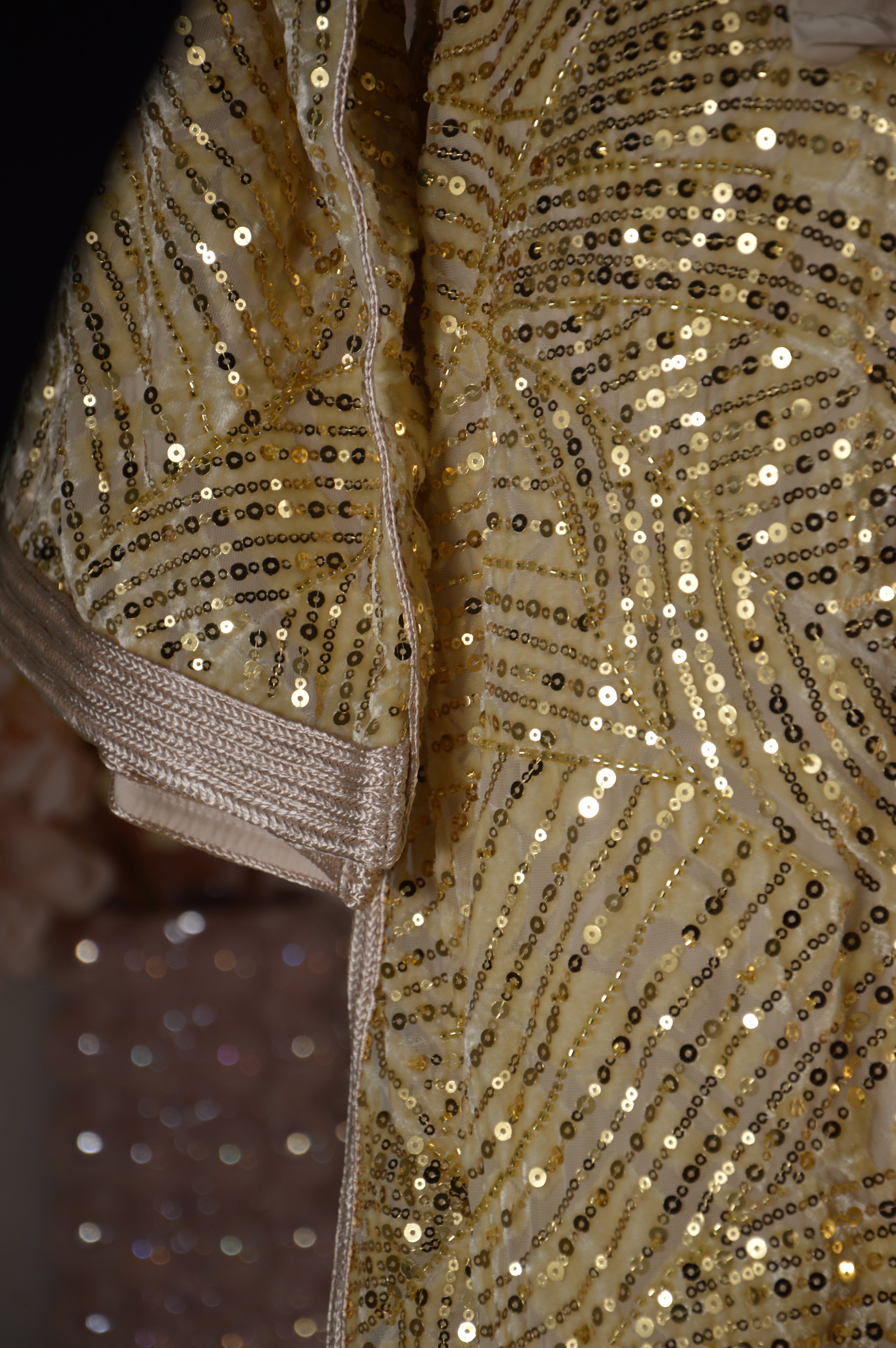 Takchita nude or clair à sequins – Ceinture nouée – Zeynaya Prestige