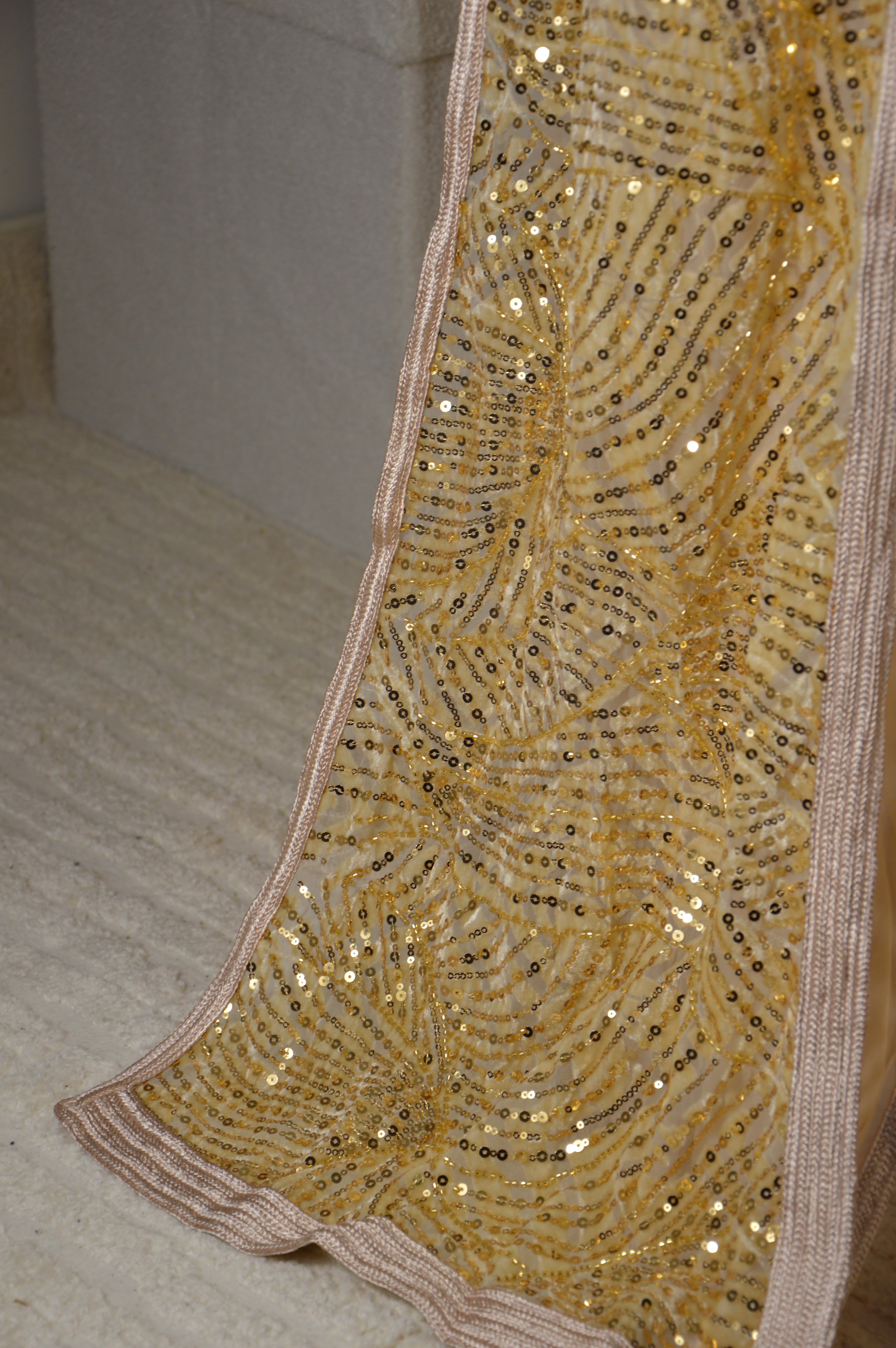Takchita nude or clair à sequins – Ceinture nouée – Zeynaya Prestige