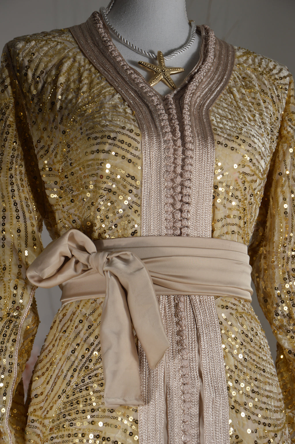 Takchita nude or clair à sequins – Ceinture nouée – Zeynaya Prestige