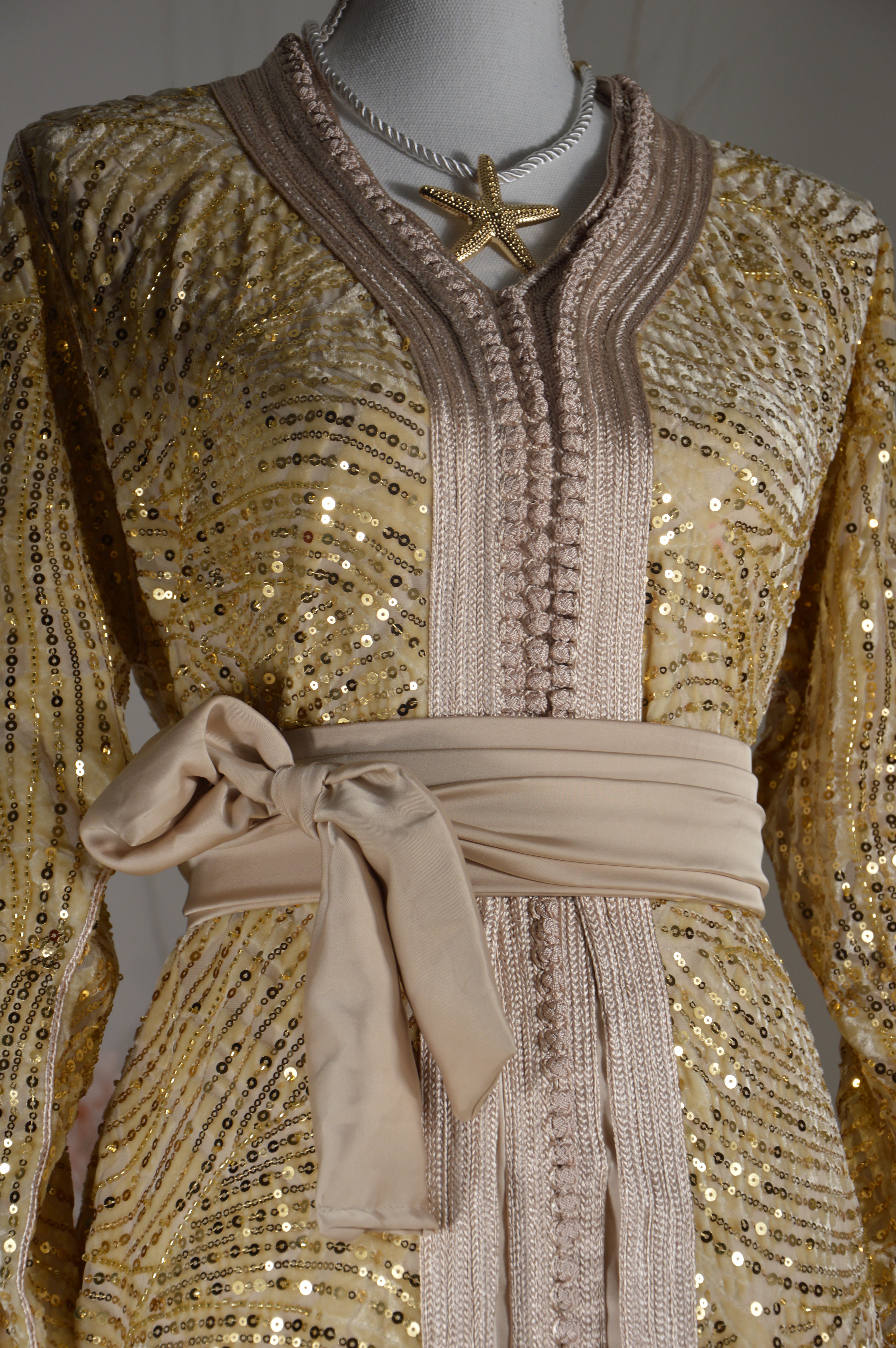 Takchita nude or clair à sequins – Ceinture nouée – Zeynaya Prestige