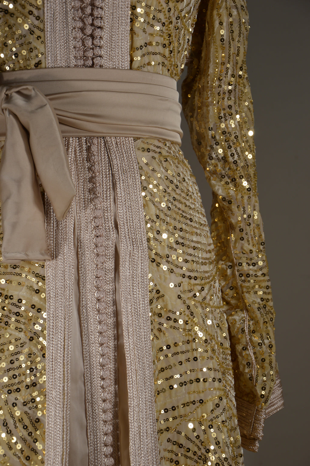 Takchita nude or clair à sequins – Ceinture nouée – Zeynaya Prestige